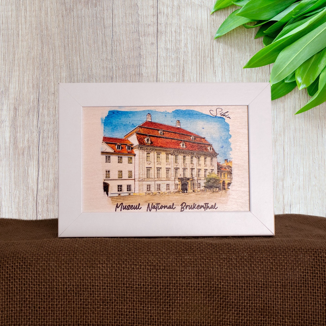 Tablou suvenir din lemn, acuarela, Muzeul National Brukenthal Sibiu, dimensiune 10 x15 cm, rama inclusa - casă & stil de viață - decorațiuni de casă - picturi murale - artă de perete din lemn - Artynos.ro