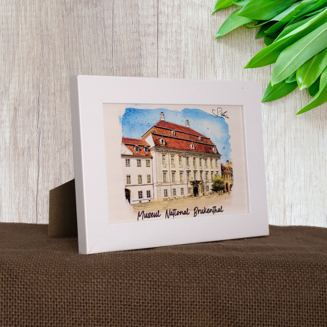 Tablou suvenir din lemn, acuarela, Muzeul National Brukenthal Sibiu, dimensiune 10 x15 cm, rama inclusa - casă & stil de viață - decorațiuni de casă - picturi murale - artă de perete din lemn - Artynos.ro