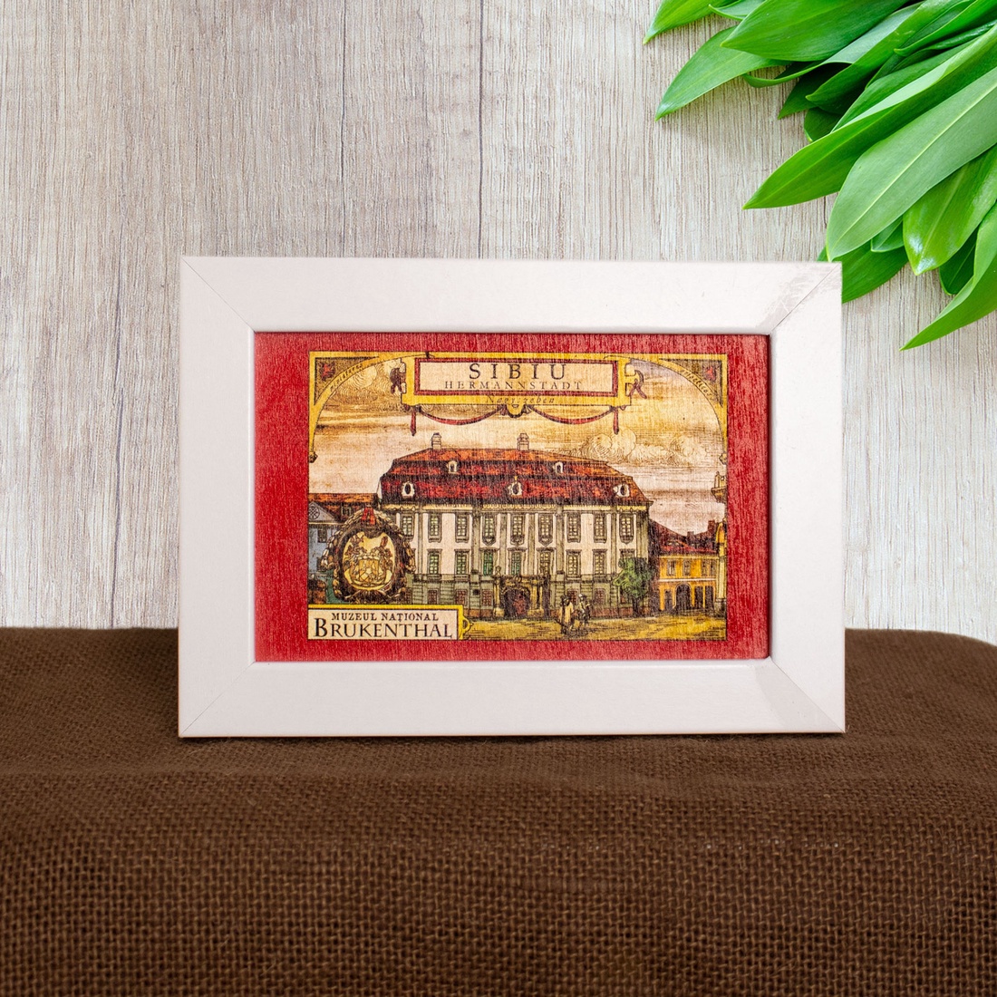 Tablou suvenir din lemn, acuarela, Muzeul National Brukenthal Sibiu medieval, dimensiune 10 x15 cm, rama inclusa - casă & stil de viață - decorațiuni de casă - picturi murale - artă de perete din lemn - Artynos.ro