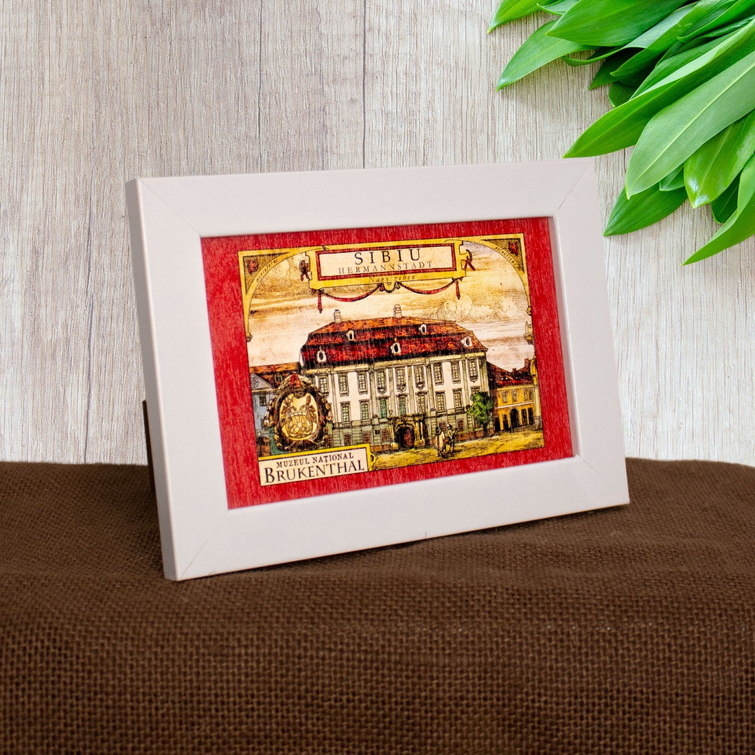 Tablou suvenir din lemn, acuarela, Muzeul National Brukenthal Sibiu medieval, dimensiune 10 x15 cm, rama inclusa - casă & stil de viață - decorațiuni de casă - picturi murale - artă de perete din lemn - Artynos.ro