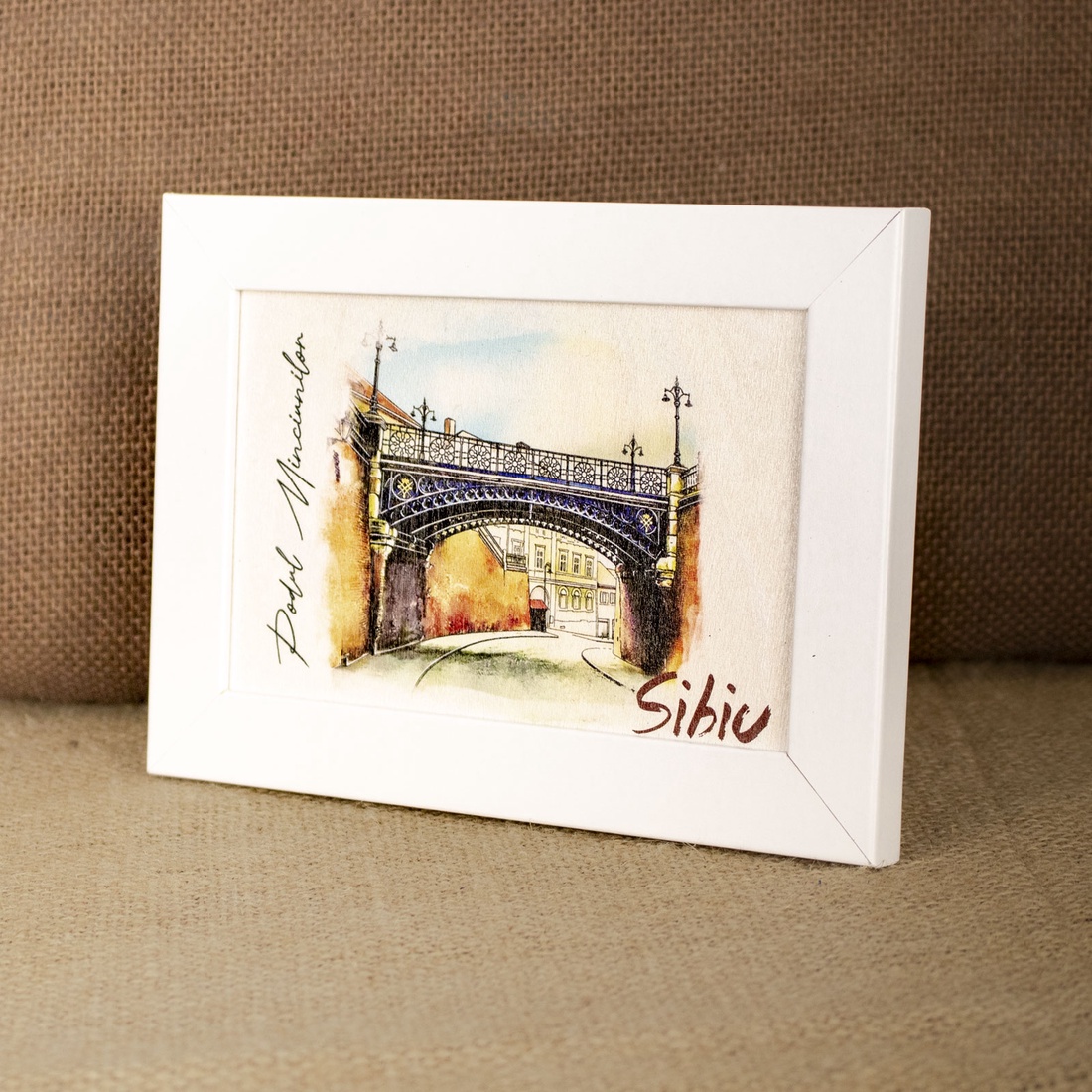 Tablou suvenir din lemn, acuarela, Podul Minciunilor, Sibiu, dimensiune 10/15, rama inclusa - casă & stil de viață - decorațiuni de casă - picturi murale - artă de perete din lemn - Artynos.ro
