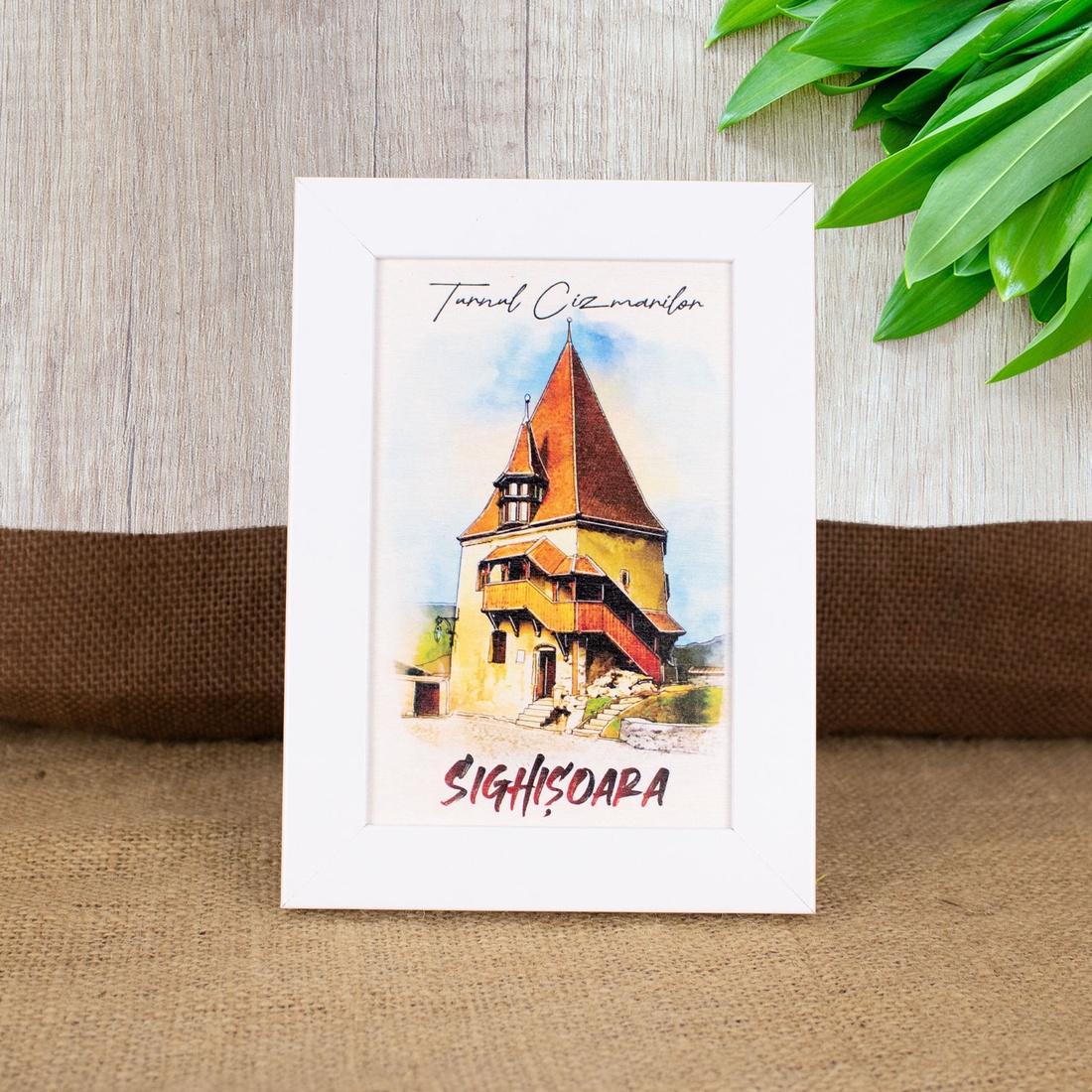 Tablou suvenir, din lemn, acuarela, Turnul Cizmarilor Sighisoara, dimensiune 10 x15 cm, rama inclusa - casă & stil de viață - decorațiuni de casă - picturi murale - artă de perete din lemn - Artynos.ro
