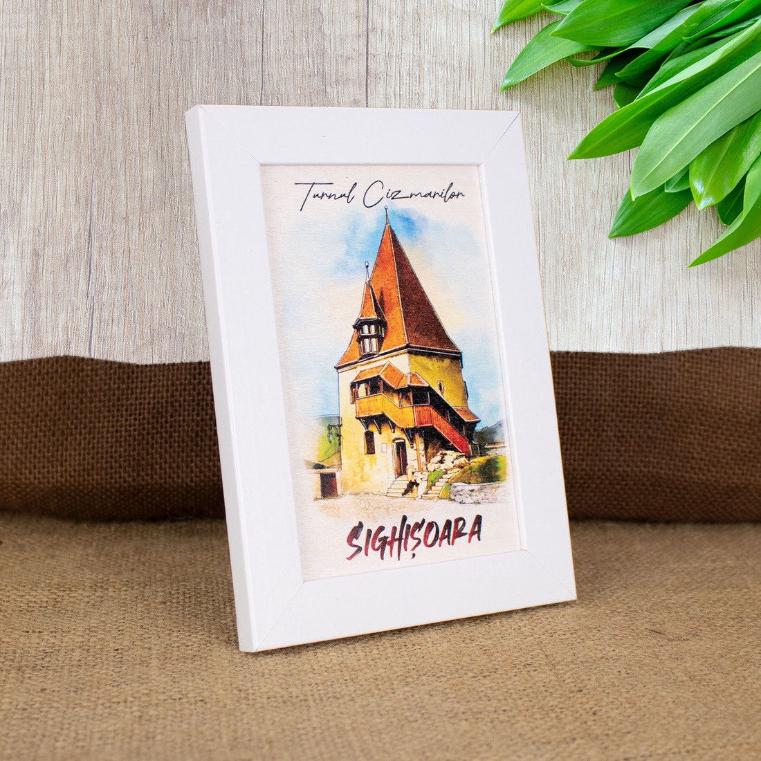 Tablou suvenir, din lemn, acuarela, Turnul Cizmarilor Sighisoara, dimensiune 10 x15 cm, rama inclusa - casă & stil de viață - decorațiuni de casă - picturi murale - artă de perete din lemn - Artynos.ro