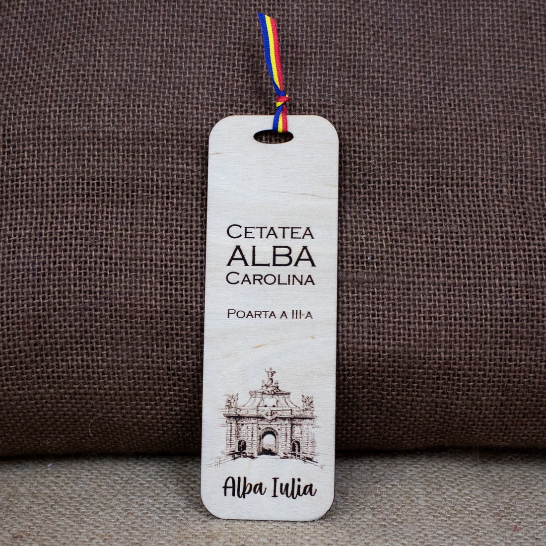 Semn de carte suvenir, din lemn, gravat, Poarta a III-a Cetatea Alba Carolina - cărți și creații cu tematică muzicală, cadouri - semn de carte - Artynos.ro