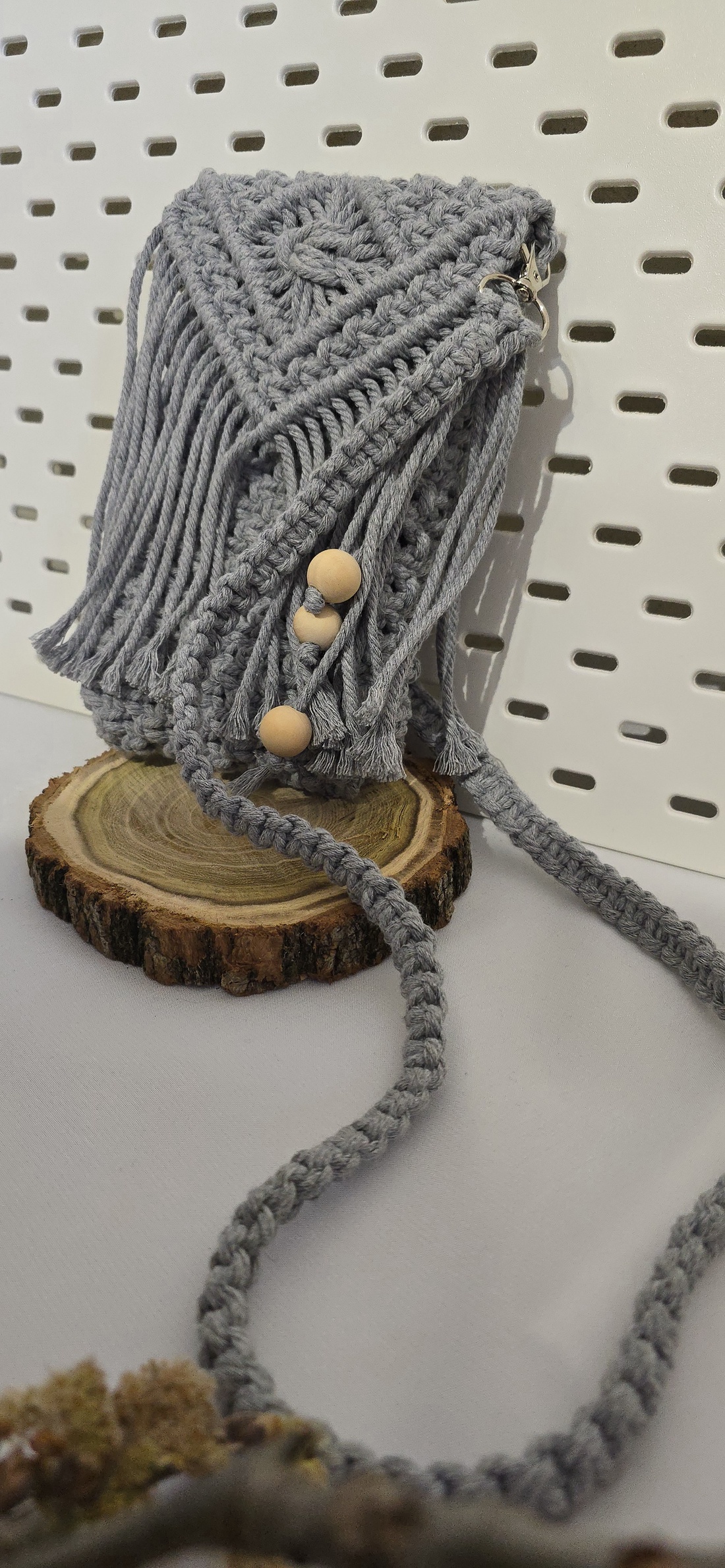 Geantă macrame de umăr stil boho chic, lucrată manual - geantă și husă - genți de umăr și genți de mână - geantă de umăr sling - Artynos.ro Geantă macrame de umăr stil boho chic, lucrată manual - geantă și husă - genți de umăr și genți de mână - geantă de umăr sling - Artynos.ro