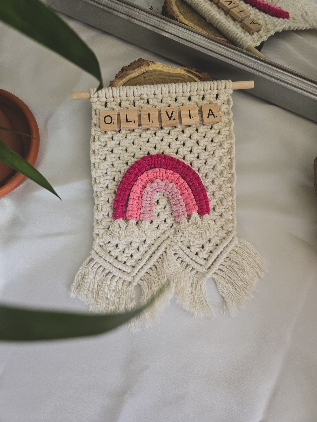 Decor de perete din macrame cu curcubeu și nume personalizat 100% bumbac organic - casă & stil de viață - accesorii pentru decorat casa - decorațiuni de pereți, decorațiuni suspendate - decorațiuni perete, macramé - Artynos.ro Decor de perete din macrame cu curcubeu și nume personalizat 100% bumbac organic - casă & stil de viață - accesorii pentru decorat casa - decorațiuni de pereți, decorațiuni suspendate - decorațiuni perete, macramé - Artynos.ro