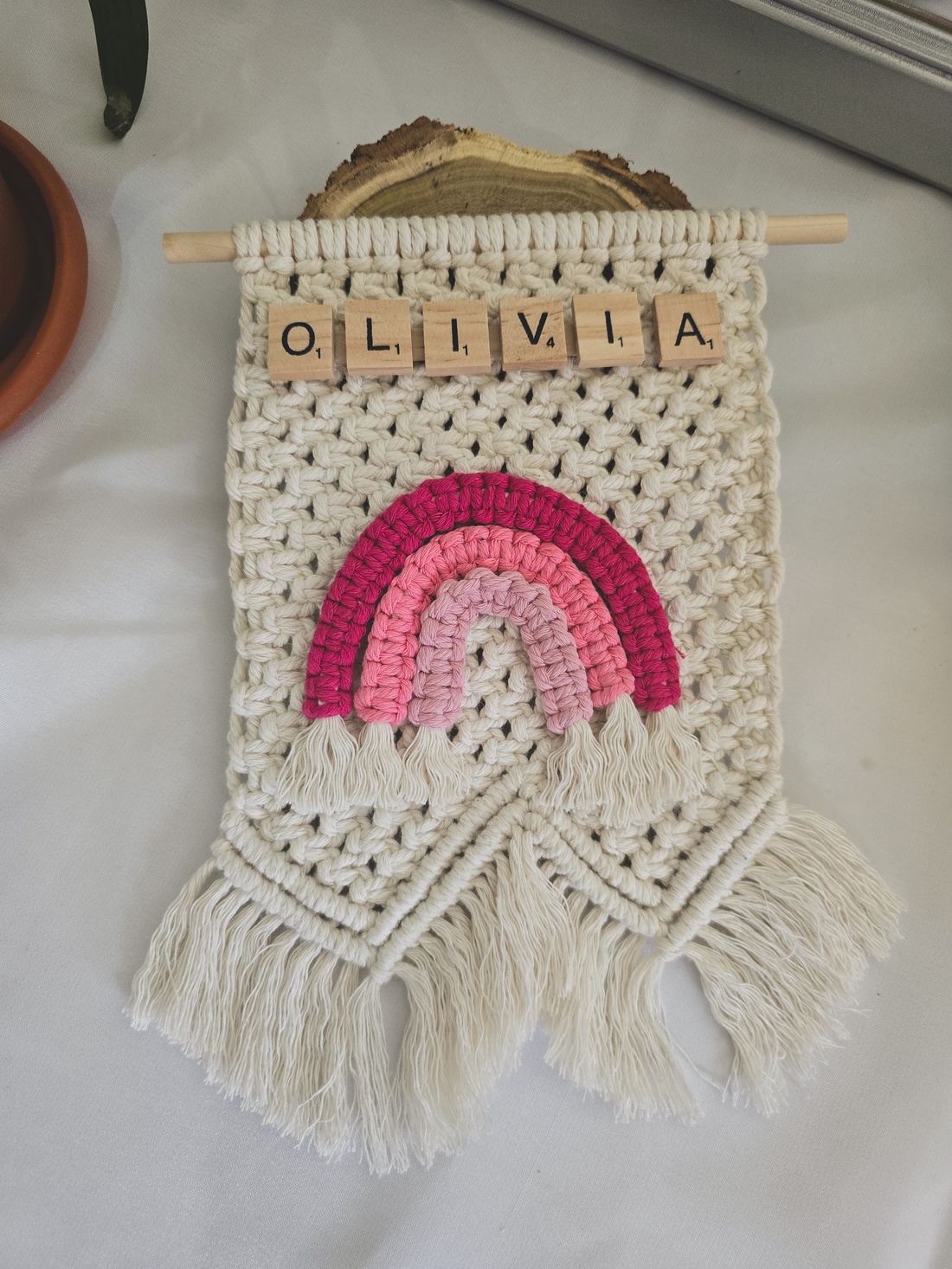 Decor de perete din macrame cu curcubeu și nume personalizat 100% bumbac organic - casă & stil de viață - accesorii pentru decorat casa - decorațiuni de pereți, decorațiuni suspendate - decorațiuni perete, macramé - Artynos.ro Decor de perete din macrame cu curcubeu și nume personalizat 100% bumbac organic - casă & stil de viață - accesorii pentru decorat casa - decorațiuni de pereți, decorațiuni suspendate - decorațiuni perete, macramé - Artynos.ro