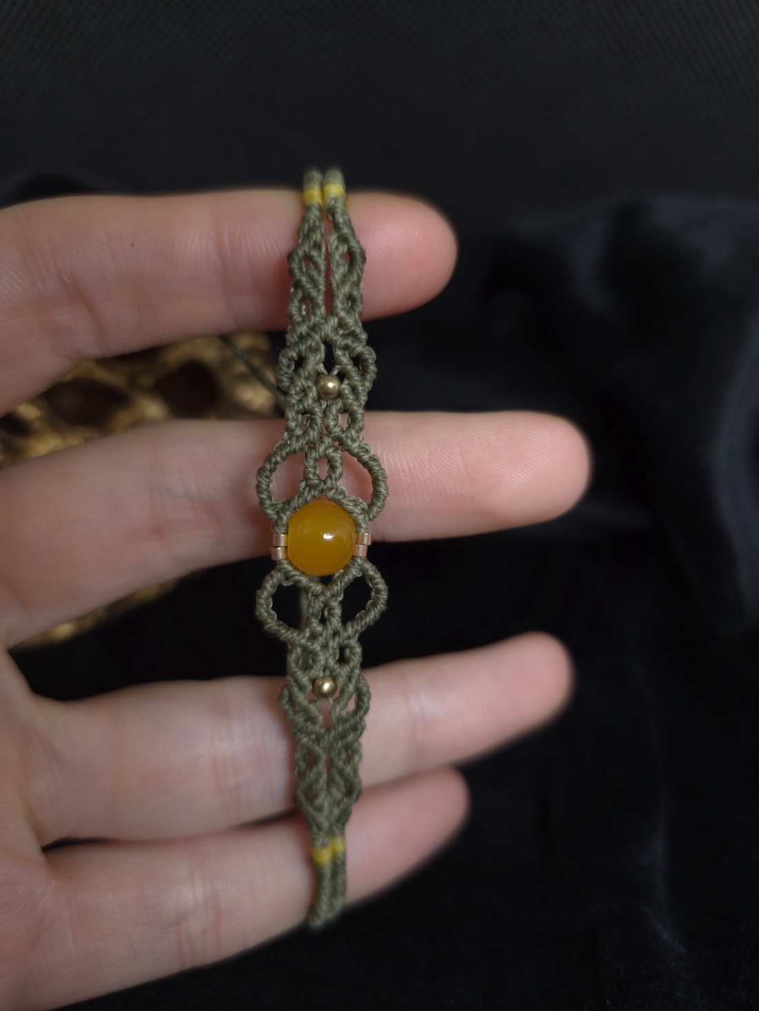 Bratara micro-macrame cu jad galben - bijuterii - brățări - brățări împletite - Artynos.ro