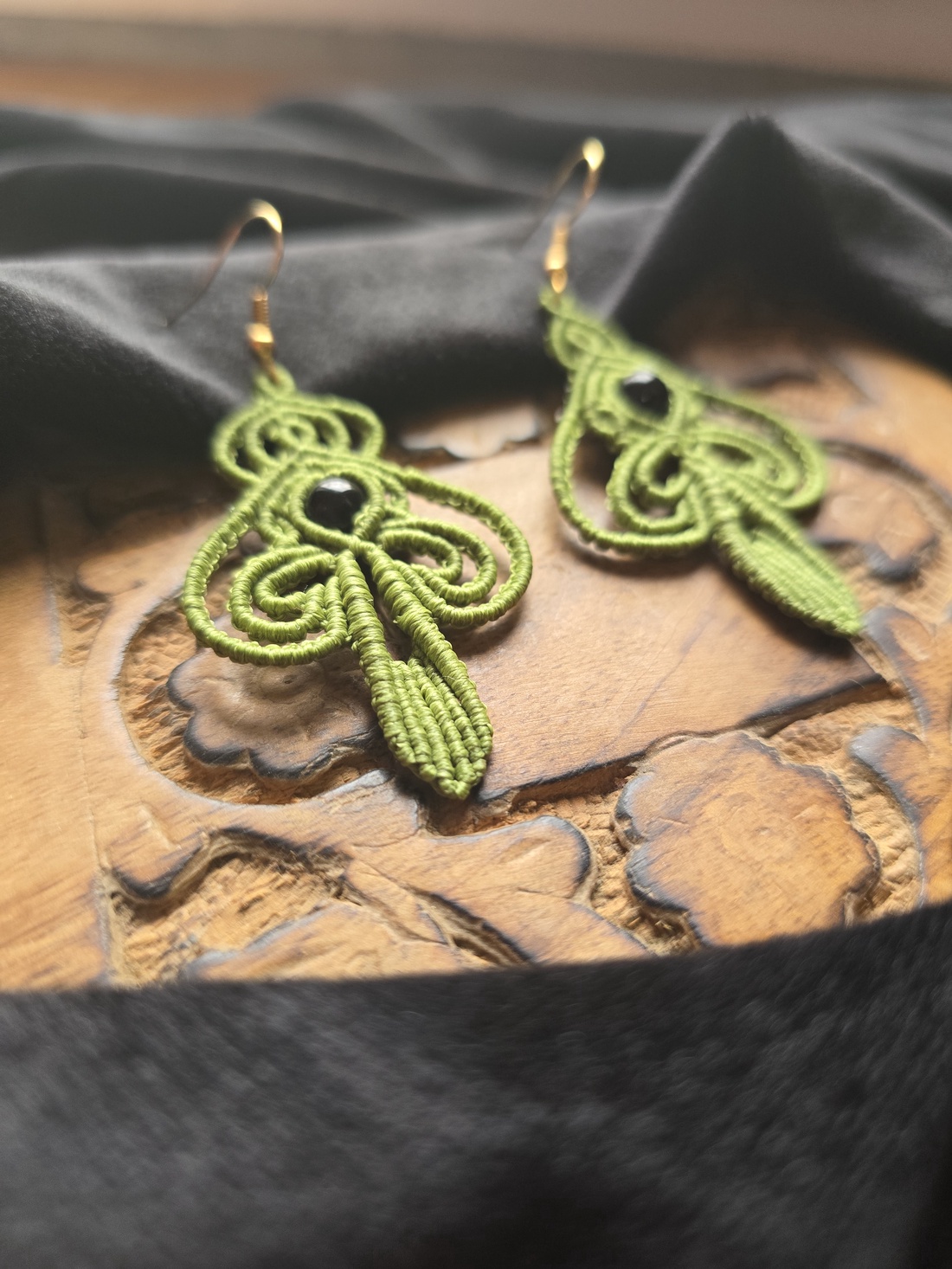 Micro macrame Leaf of Life Earrings cu Onix - bijuterii - cercei - cercei din pietre semiprețioase - Artynos.ro