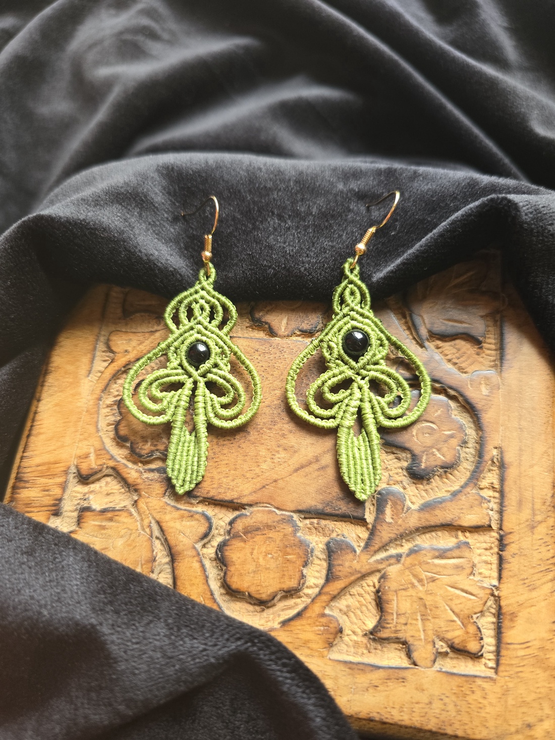 Micro macrame Leaf of Life Earrings cu Onix - bijuterii - cercei - cercei din pietre semiprețioase - Artynos.ro