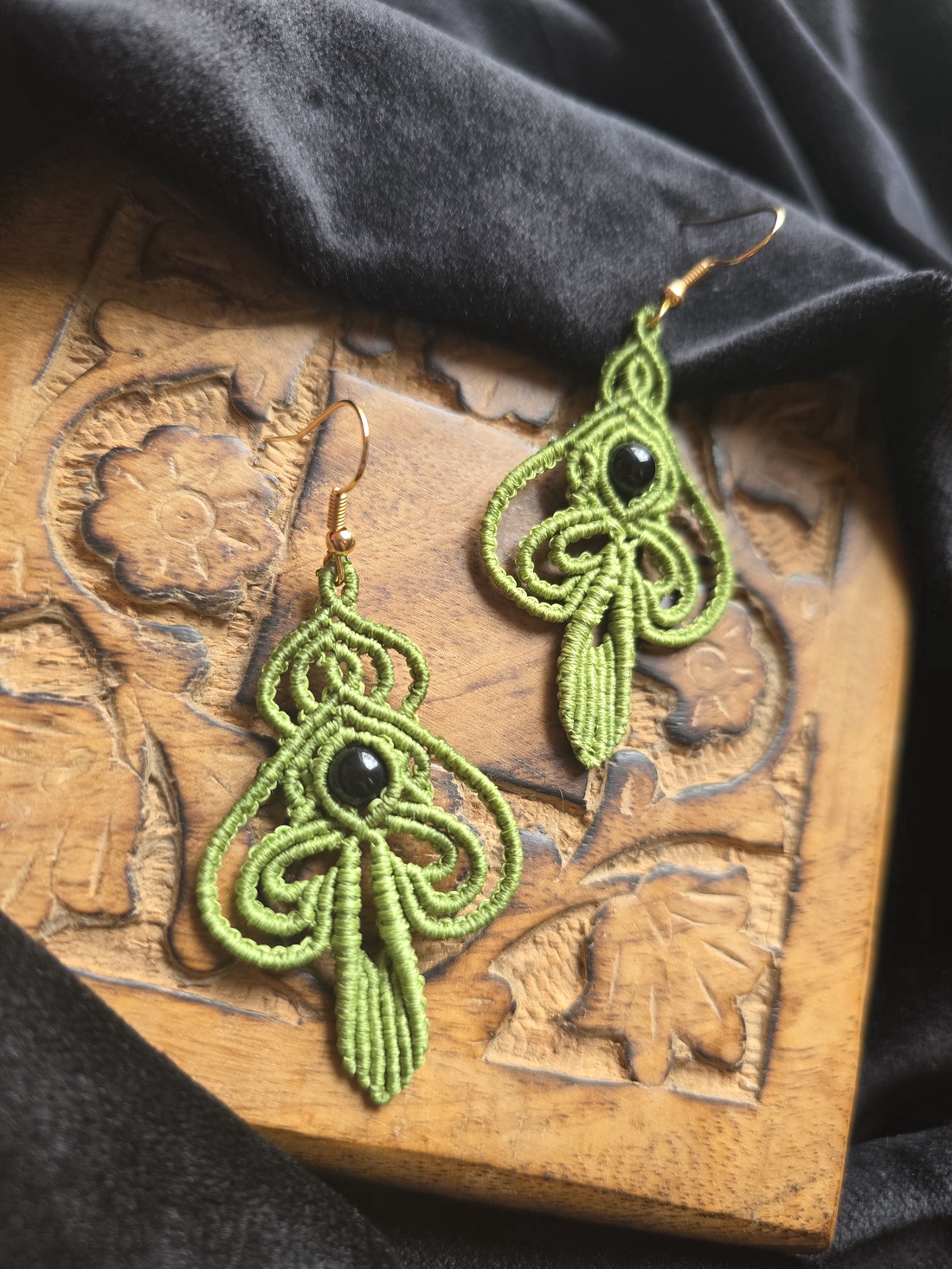 Micro macrame Leaf of Life Earrings cu Onix - bijuterii - cercei - cercei din pietre semiprețioase - Artynos.ro