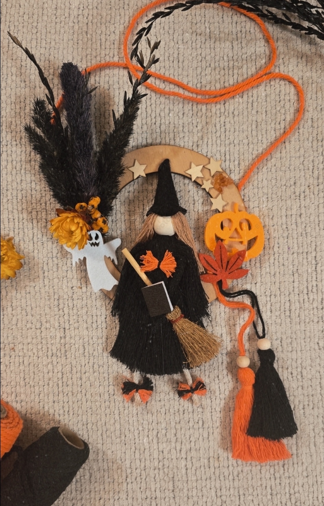 Decorațiune perete vrăjitoare, Păpușă vrăjitoare handmade, Decorațiune drăguță Halloween, Cadou de toamnă - casă & stil de viață - decorațiuni de casă - decorațiuni de pereți - decor de pereți, macrame - Artynos.ro