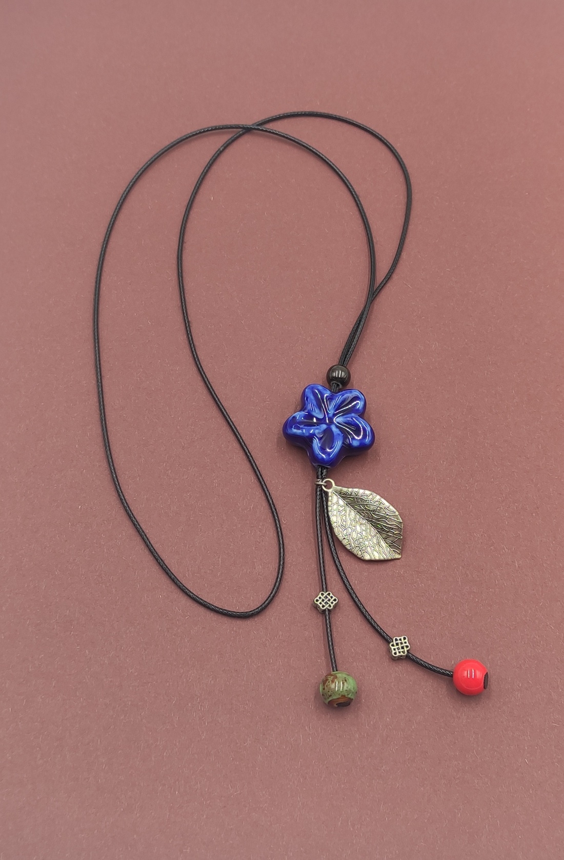 Colier snur cu accesorii metalice si margele din ceramica - bijuterii - coliere - coliere cu mărgele - Artynos.ro Colier snur cu accesorii metalice si margele din ceramica - bijuterii - coliere - coliere cu mărgele - Artynos.ro