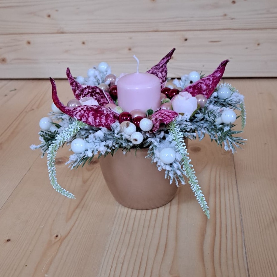 Aranjament pentru sarbatorile de iarna in vas ceramic cu lumanare roz, 23 x 15 cm - accesorii de crăciun - decorațiuni de advent - decor de masa advent - Artynos.ro Aranjament pentru sarbatorile de iarna in vas ceramic cu lumanare roz, 23 x 15 cm - accesorii de crăciun - decorațiuni de advent - decor de masa advent - Artynos.ro