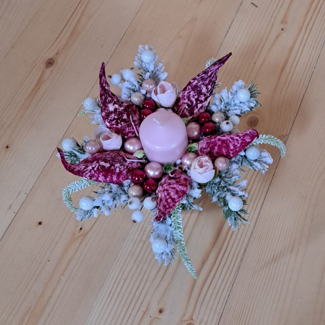 Aranjament pentru sarbatorile de iarna in vas ceramic cu lumanare roz, 23 x 15 cm - accesorii de crăciun - decorațiuni de advent - decor de masa advent - Artynos.ro Aranjament pentru sarbatorile de iarna in vas ceramic cu lumanare roz, 23 x 15 cm - accesorii de crăciun - decorațiuni de advent - decor de masa advent - Artynos.ro