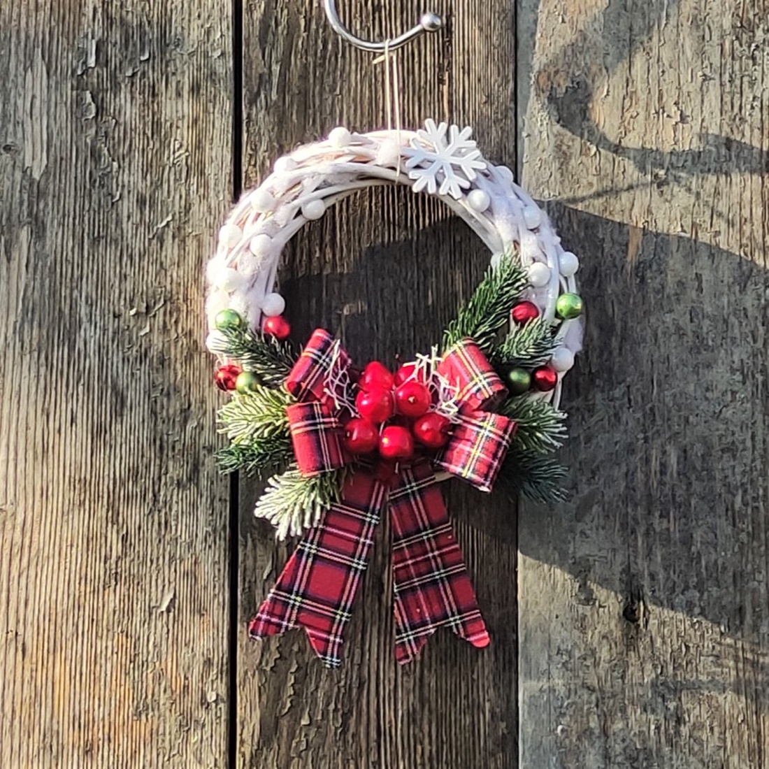Coronita pentru Craciun, cu funda in carouri, rosu verde, 20 cm 3095 - accesorii de crăciun - decorațiuni de advent - coroniță advent - Artynos.ro Coronita pentru Craciun, cu funda in carouri, rosu verde, 20 cm 3095 - accesorii de crăciun - decorațiuni de advent - coroniță advent - Artynos.ro