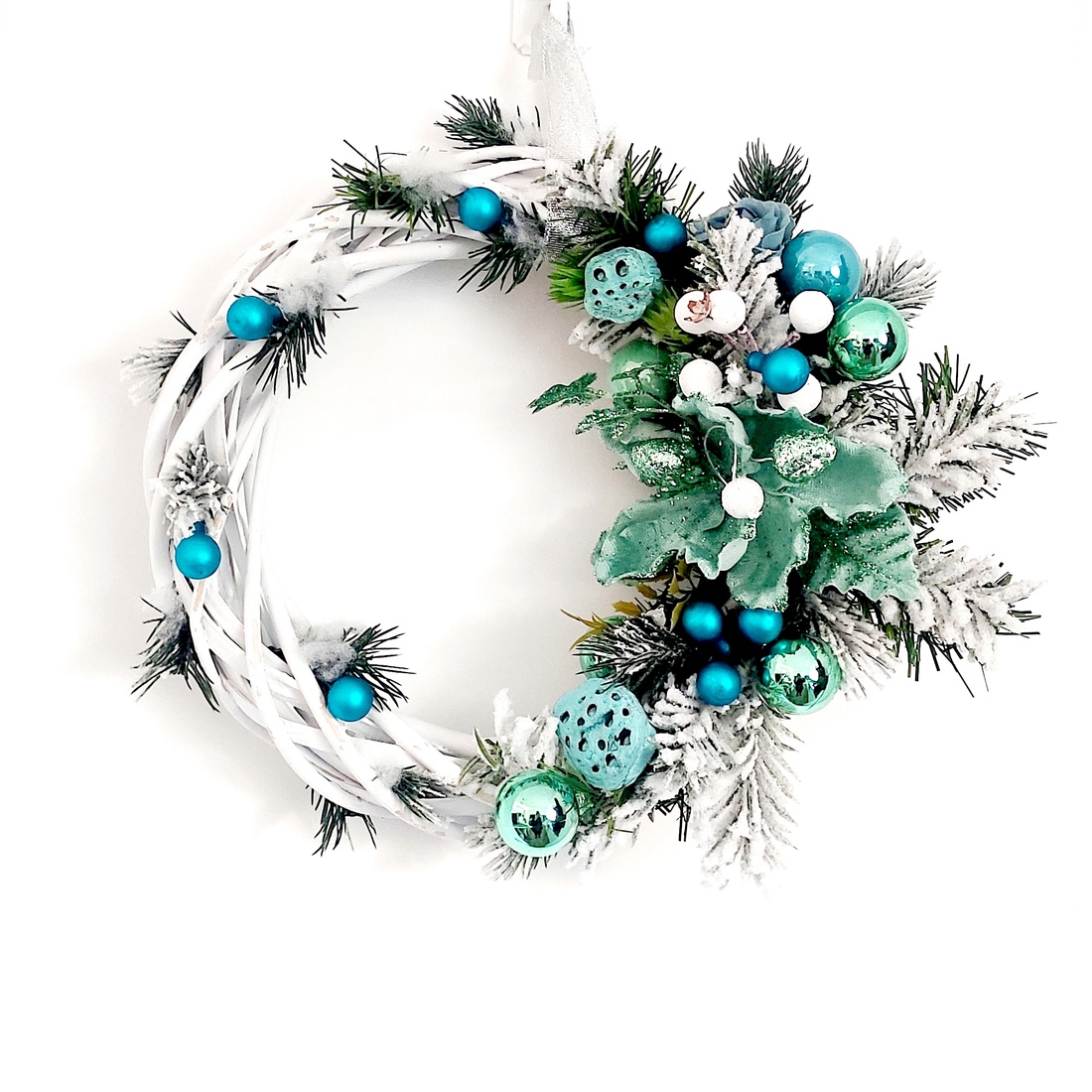 Coronita pentru Craciun, realizata pe o baza de ratan de 25 cm, alb- vernil- turcoaz 3589 - accesorii de crăciun - decorațiuni de advent - coroniță advent - Artynos.ro Coronita pentru Craciun, realizata pe o baza de ratan de 25 cm, alb- vernil- turcoaz 3589 - accesorii de crăciun - decorațiuni de advent - coroniță advent - Artynos.ro