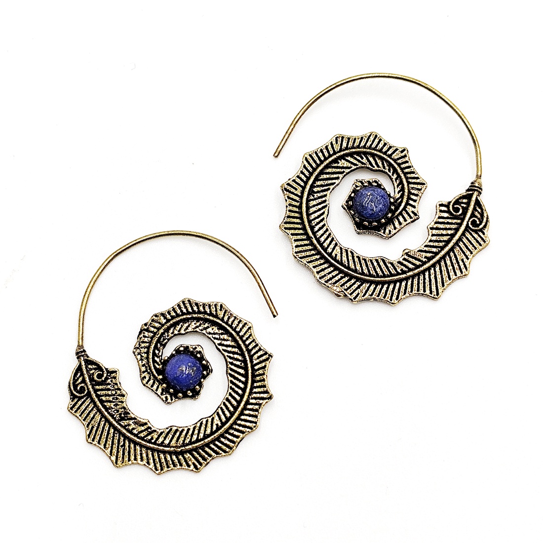 Cercei spirala cu motiv vegetal si lapis lazuli, 4506 - bijuterii - cercei - cercei agățați - Artynos.ro Cercei spirala cu motiv vegetal si lapis lazuli, 4506 - bijuterii - cercei - cercei agățați - Artynos.ro