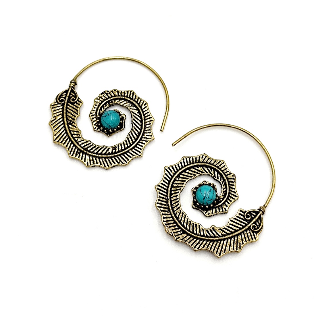 Cercei spirala cu motiv vegetal si howlite turcoaz, 4508 - bijuterii - cercei - cercei agățați - Artynos.ro Cercei spirala cu motiv vegetal si howlite turcoaz, 4508 - bijuterii - cercei - cercei agățați - Artynos.ro