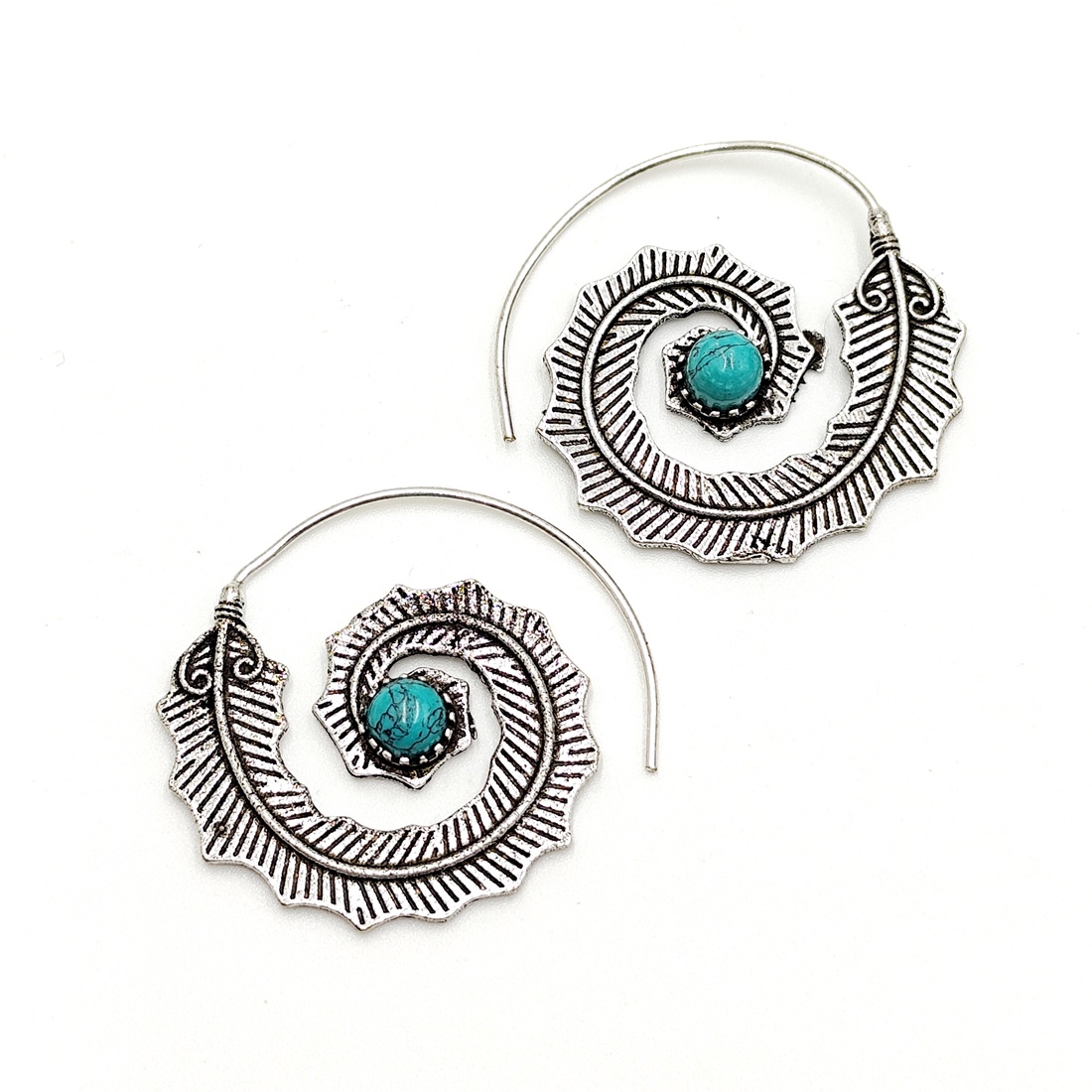 Cercei spirala cu motiv vegetal si howlite turcoaz, 4510 - bijuterii - cercei - cercei agățați - Artynos.ro Cercei spirala cu motiv vegetal si howlite turcoaz, 4510 - bijuterii - cercei - cercei agățați - Artynos.ro