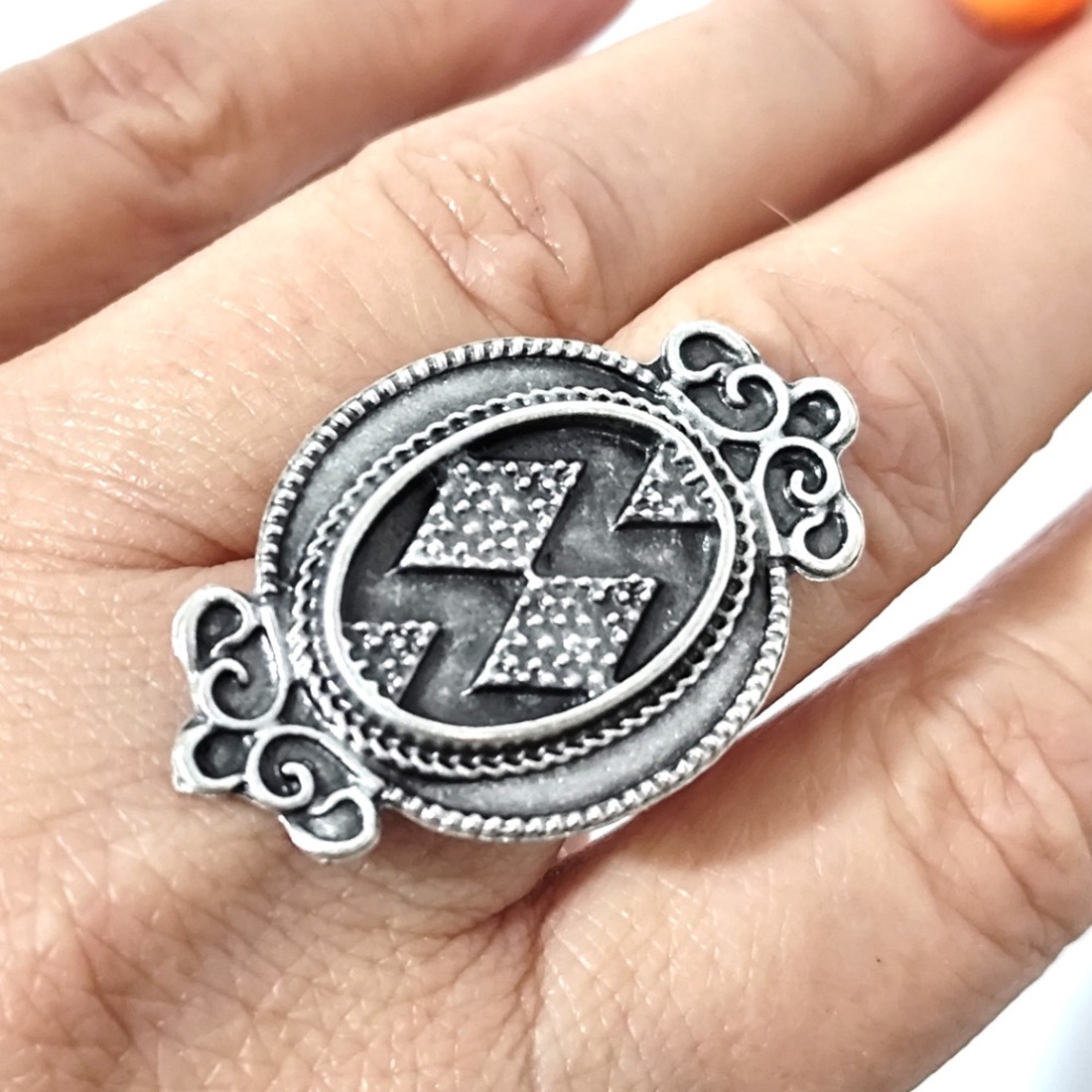 Inel zamac, design oval si margini ornate, Inz100 - bijuterii - inele - inele cu figurine - Artynos.ro Inel zamac, design oval si margini ornate, Inz100 - bijuterii - inele - inele cu figurine - Artynos.ro