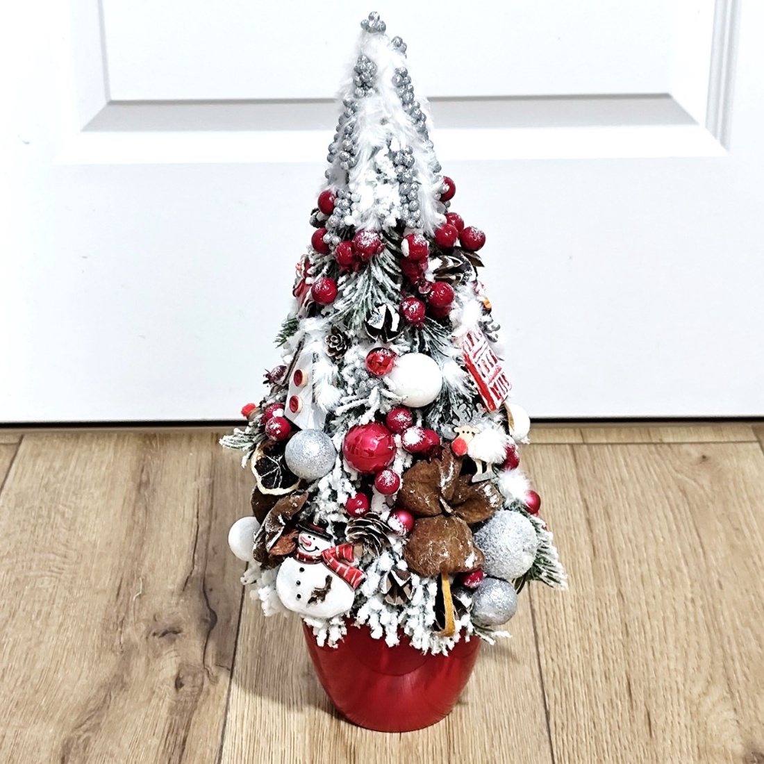 Bradut de Craciun in ghiveci rosu, 4550 - crăciun - decorațiuni de crăciun de casă - decor pentru masă de crăciun - Artynos.ro