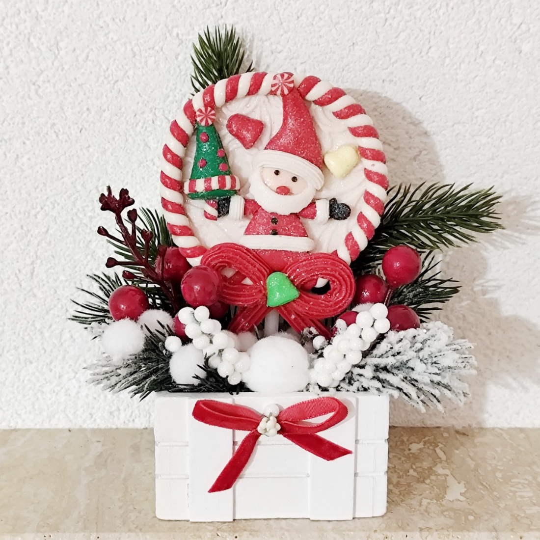 Aranjament mic de Craciun cu acadea cu mos Craciun, 45532 - crăciun - decorațiuni de crăciun de casă - decor pentru masă de crăciun - Artynos.ro