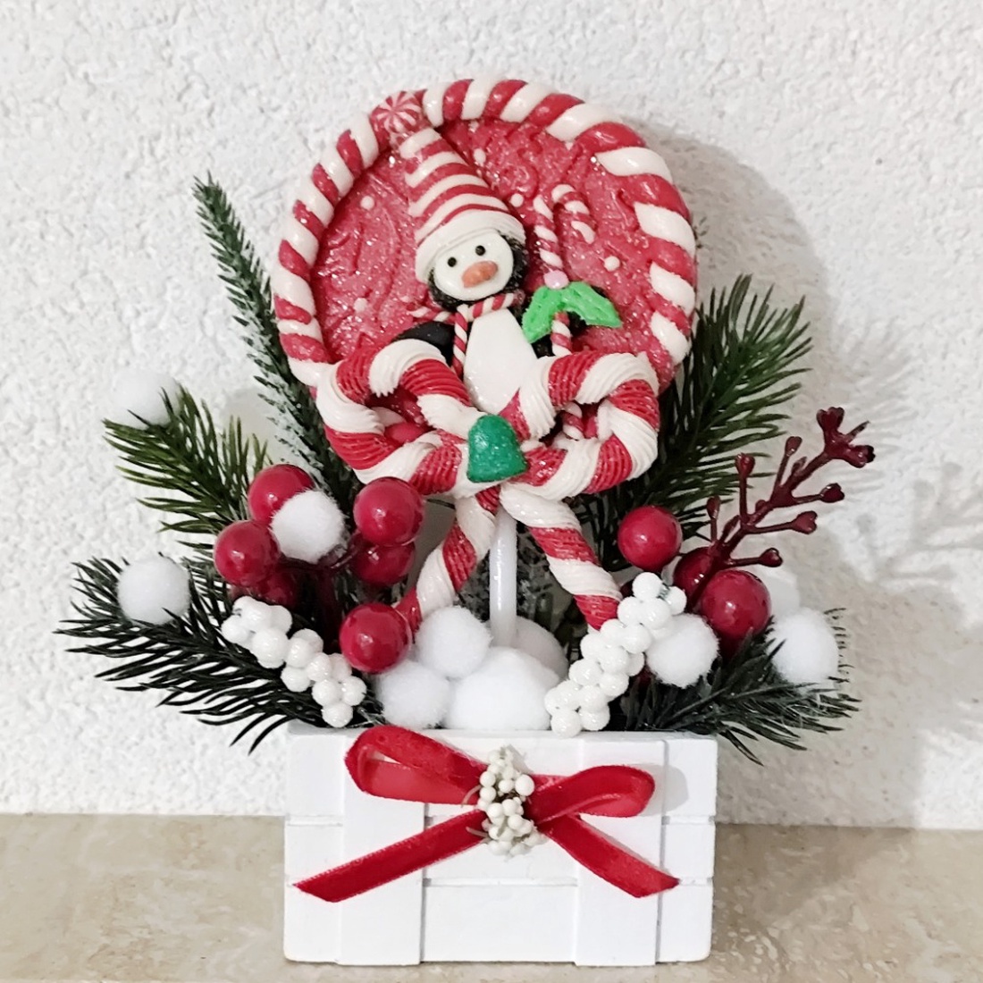 Aranjament mic de Craciun cu acadea cu pinguin, 45533 - crăciun - decorațiuni de crăciun de casă - decor pentru masă de crăciun - Artynos.ro