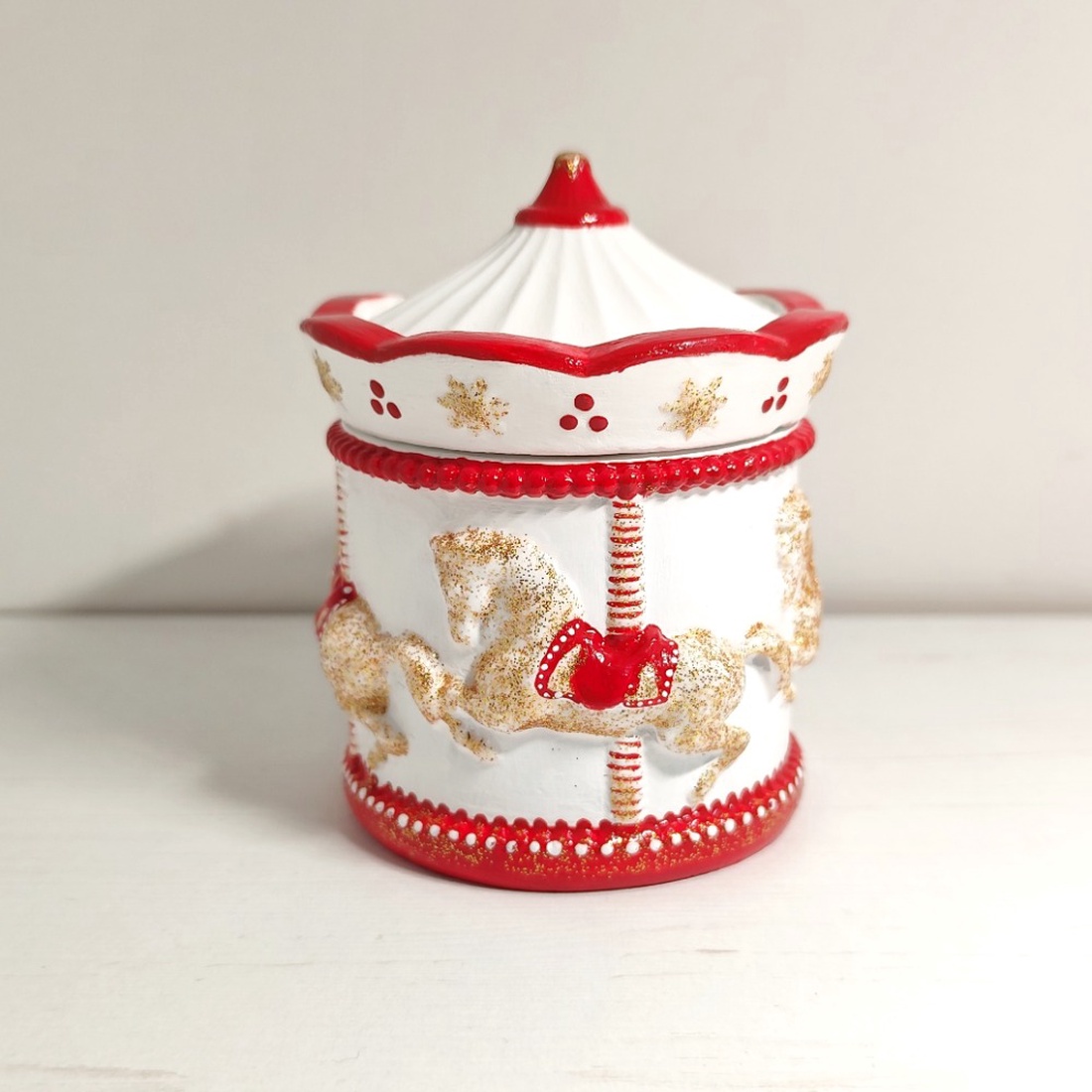 Set decorativ de Craciun pictat manual, carusel rosu alb auriu, 4557 - crăciun - decorațiuni de crăciun de casă - decor pentru masă de crăciun - Artynos.ro