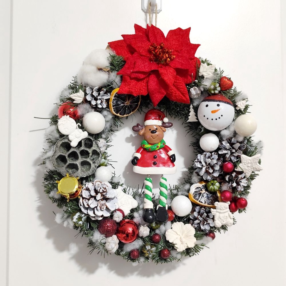 Coronita unicat pentru Craciun lucrata manual, cu ren si floarea craciunului rosie, 3606 - crăciun - decorațiuni de advent - coroniță advent - Artynos.ro