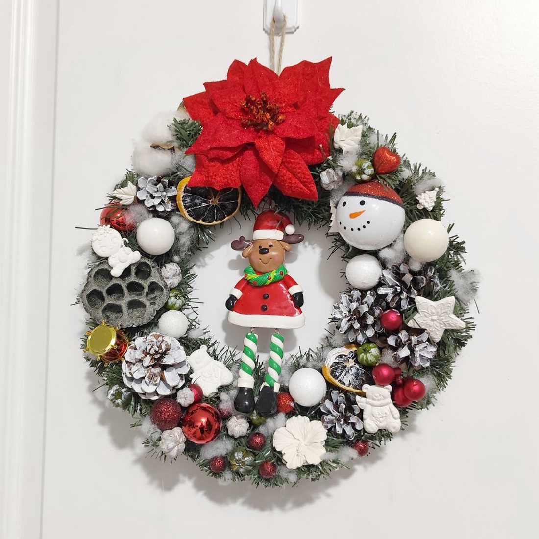 Coronita unicat pentru Craciun lucrata manual, cu ren si floarea craciunului rosie, 3606 - crăciun - decorațiuni de advent - coroniță advent - Artynos.ro