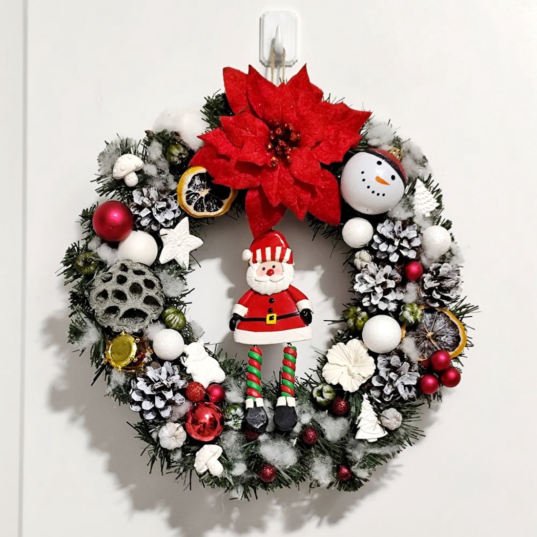 Coronita unicat pentru Craciun lucrata manual, cu mos si floarea craciunului rosie,  4560 - crăciun - decorațiuni de advent - coroniță advent - Artynos.ro