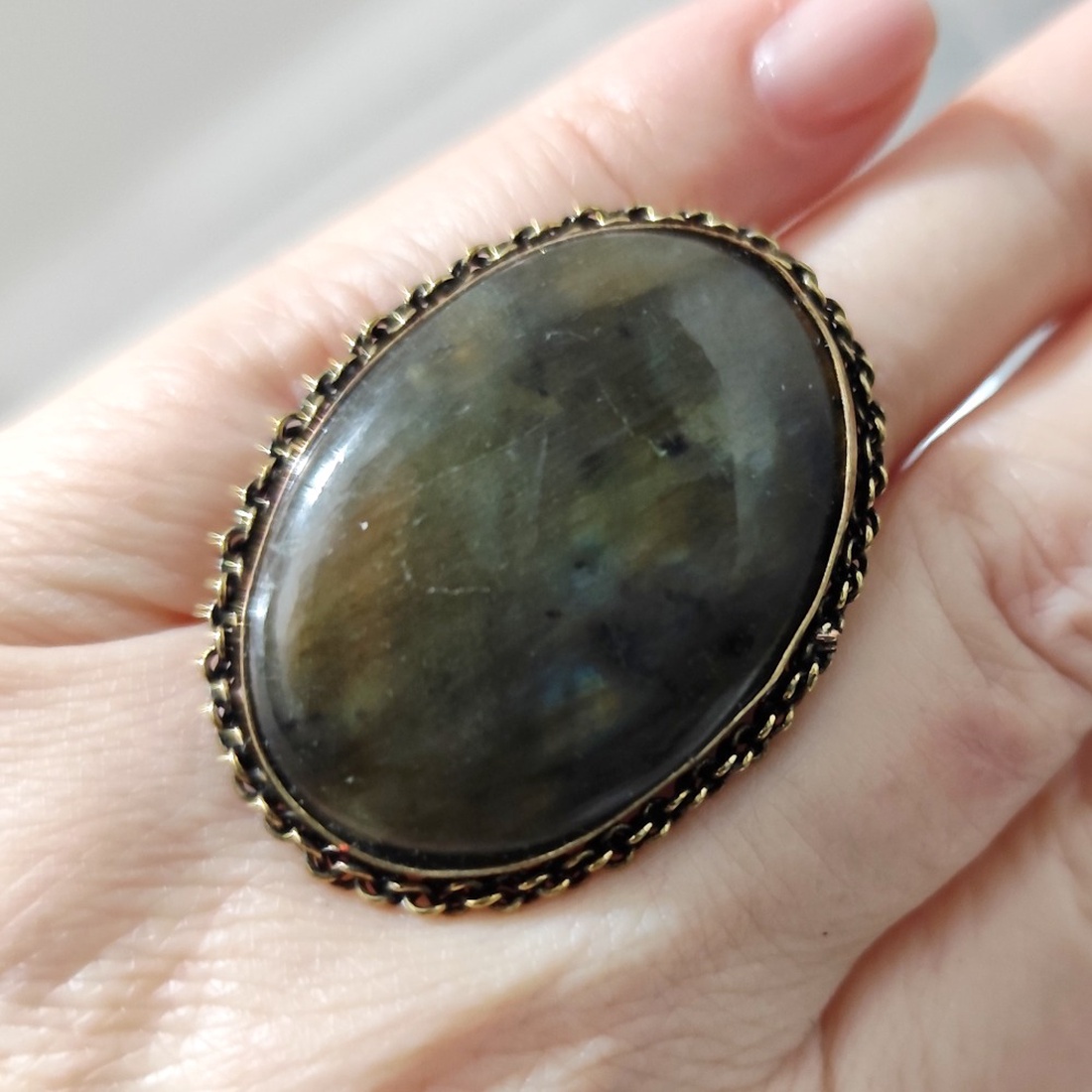 Inel metalic oval auriu antichizat cu labradorit, 4573 - bijuterii - inele - inele cu pietre semiprețioase - Artynos.ro