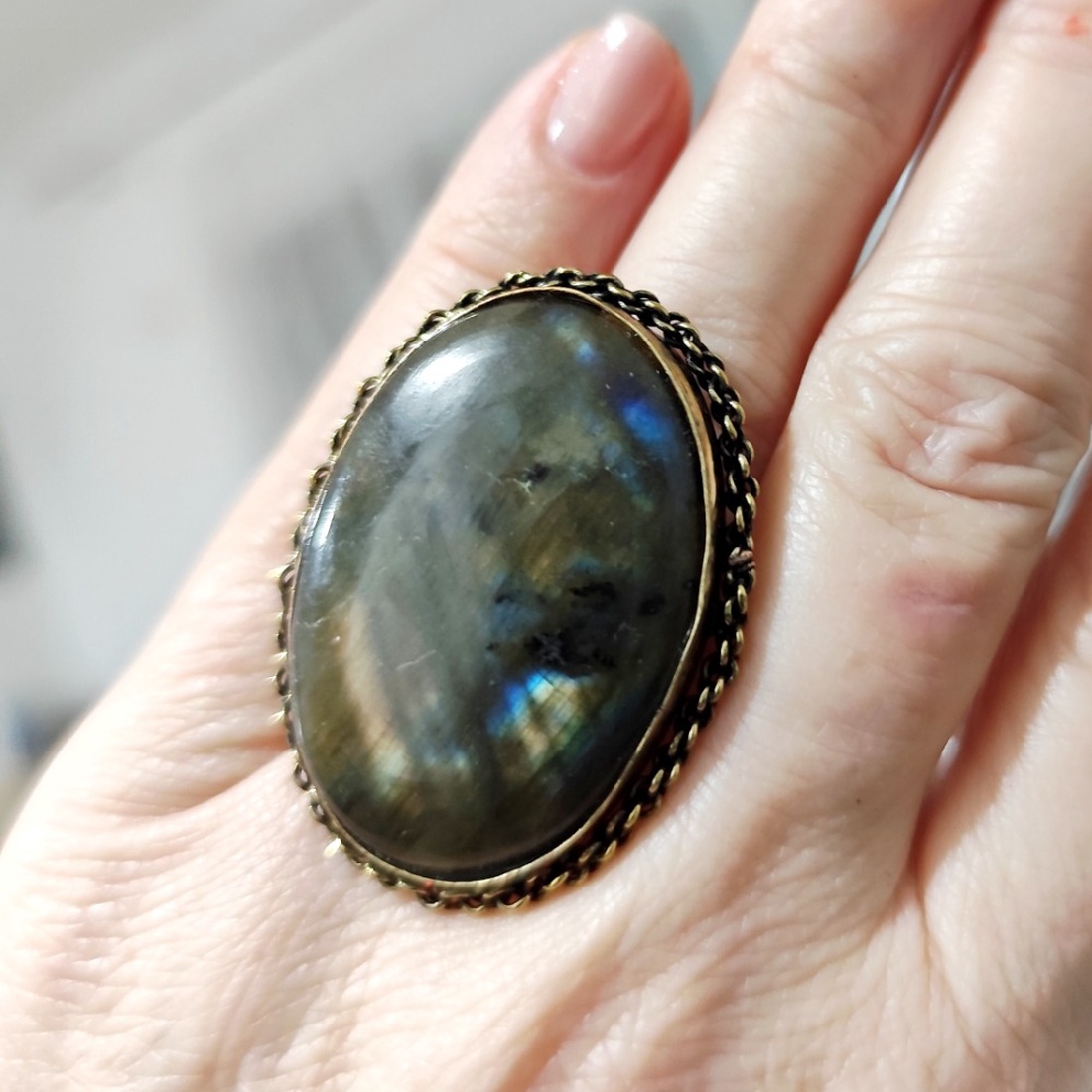 Inel metalic oval auriu antichizat cu labradorit, 4573 - bijuterii - inele - inele cu pietre semiprețioase - Artynos.ro