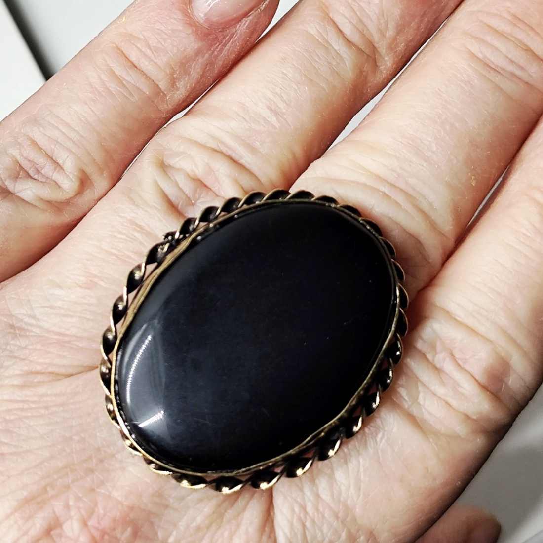 Inel metalic oval auriu antichizat cu agat negru 4574 - bijuterii - inele - inele cu pietre semiprețioase - Artynos.ro