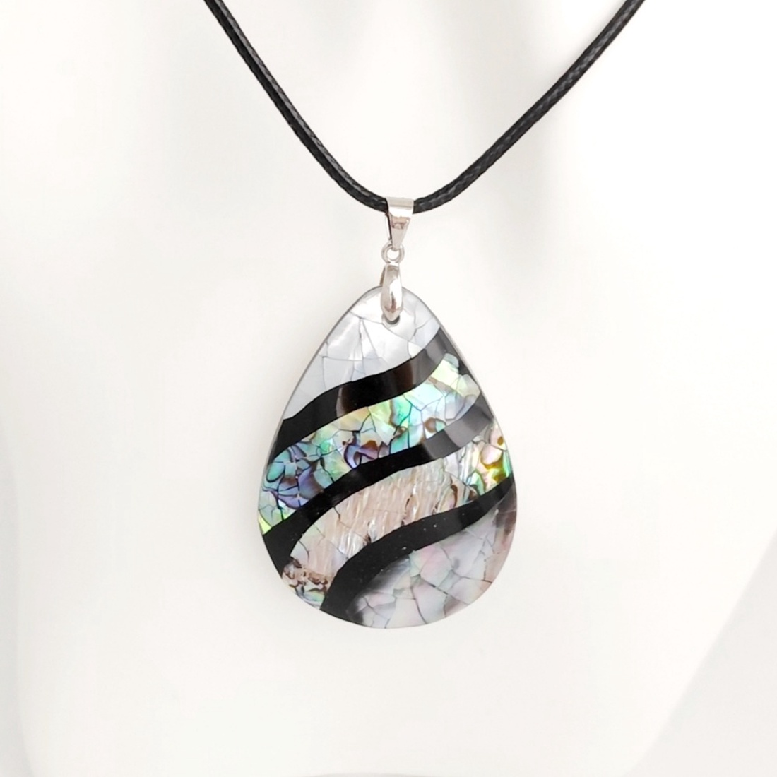 Colier pandantiv cu sidef si insertii negre  4608 - bijuterii - coliere - coliere cu pandative - Artynos.ro