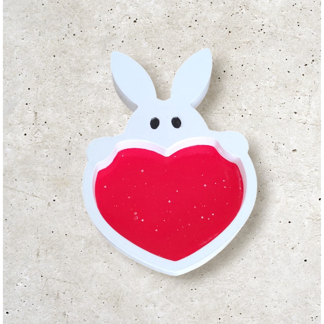 Platou decorativ iepuras cu inimioara rosie 4616 - decor de sărbători - decorațiuni de paște - coș de ouă - Artynos.ro