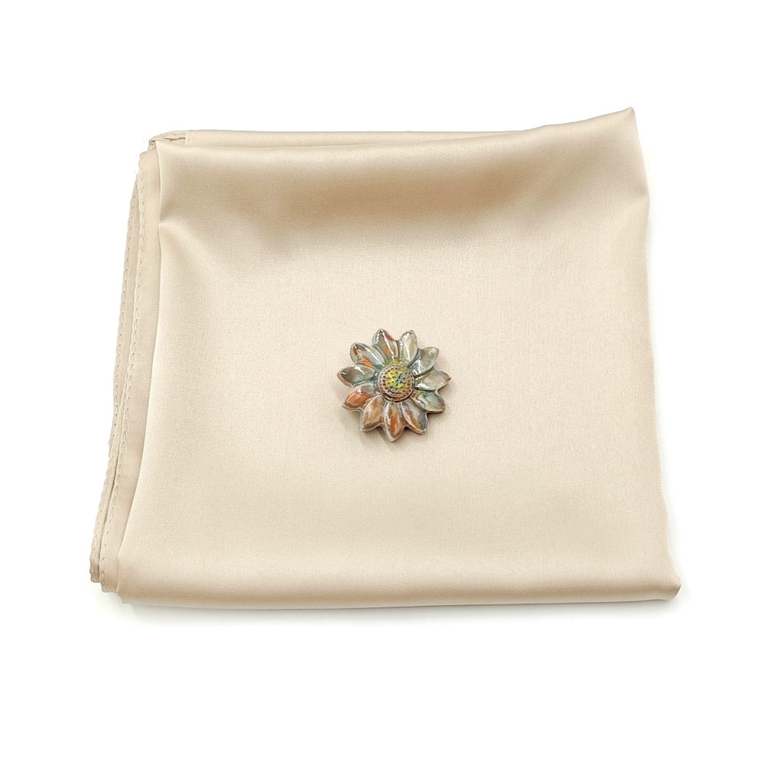 Set cadou esarfa satinata bej deschis si brosa ceramica floare, 4623 - îmbrăcăminte și modă - eșarfe, pălării, fularuri - șal, eșarfă de cap - Artynos.ro