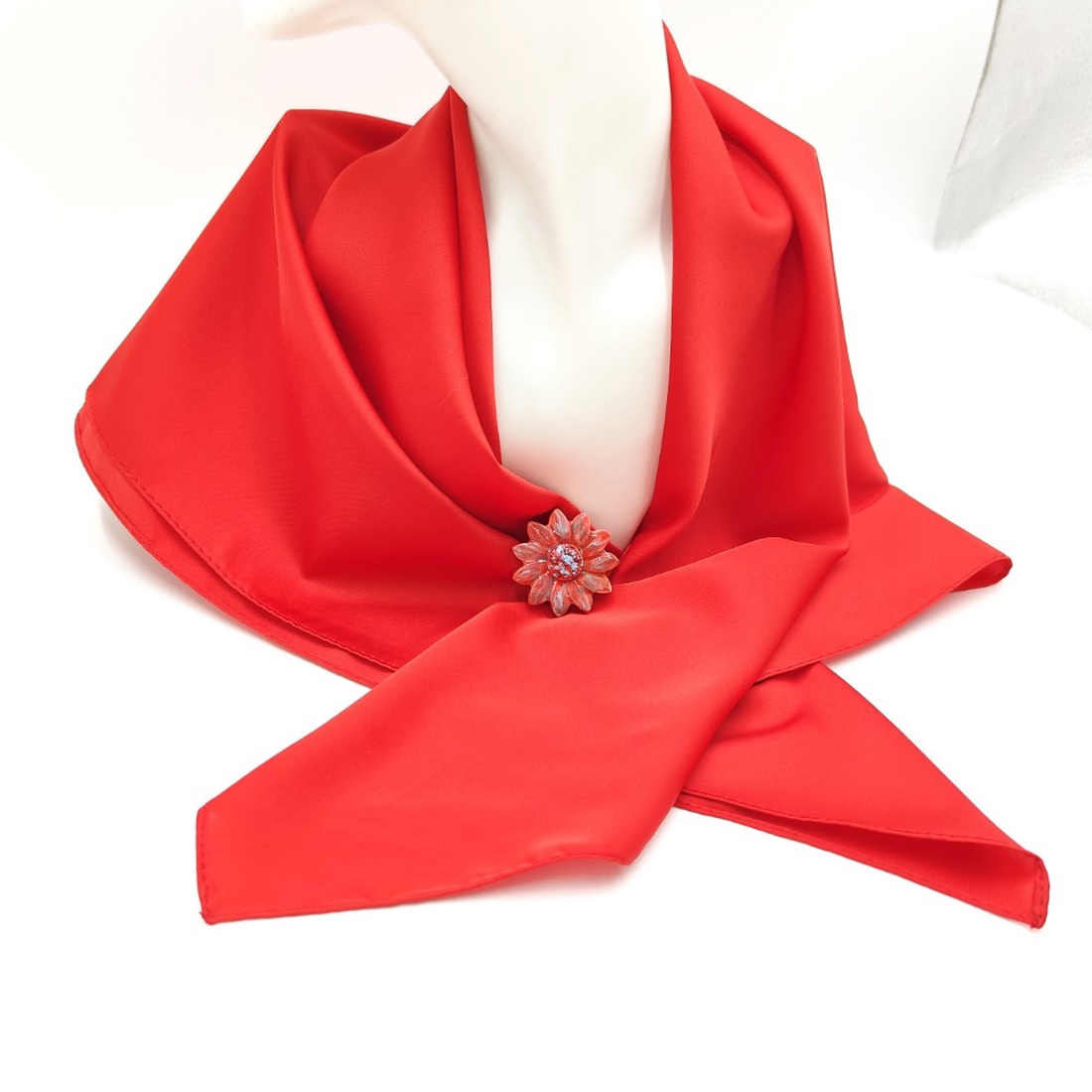 Set cadou esarfa satinata rosie si brosa ceramica floare, 4622 - îmbrăcăminte și modă - eșarfe, pălării, fularuri - șal, eșarfă de cap - Artynos.ro