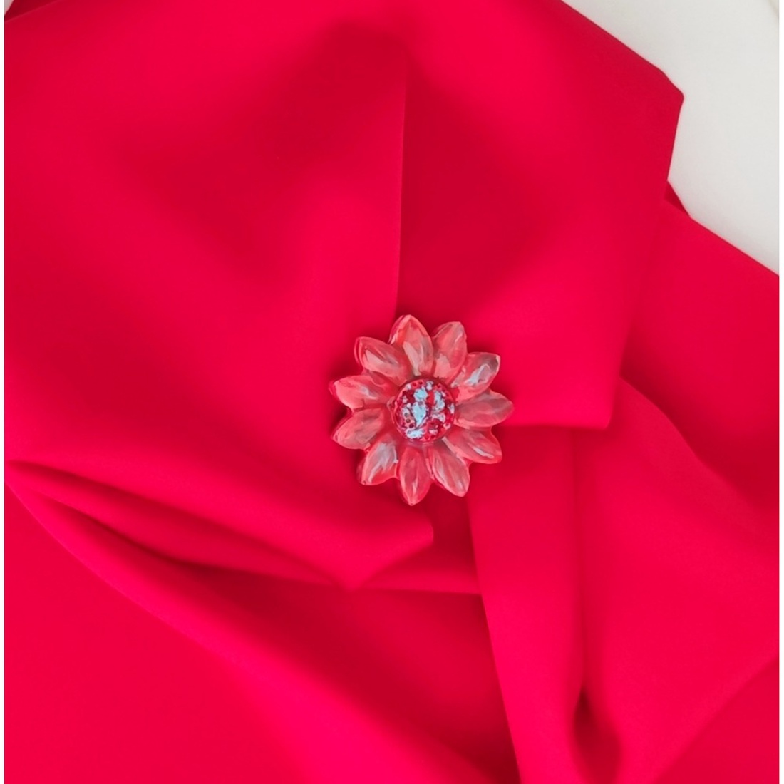 Set cadou esarfa satinata rosie si brosa ceramica floare, 4622 - îmbrăcăminte și modă - eșarfe, pălării, fularuri - șal, eșarfă de cap - Artynos.ro