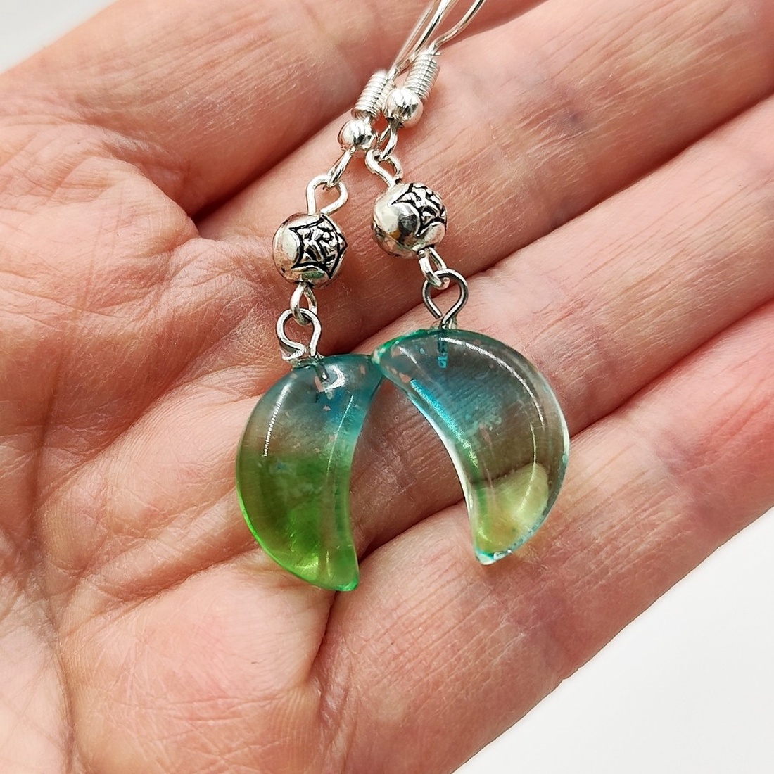 Cercei semiluna albastru verde 4637 - bijuterii - cercei - cercei din sticlă - Artynos.ro