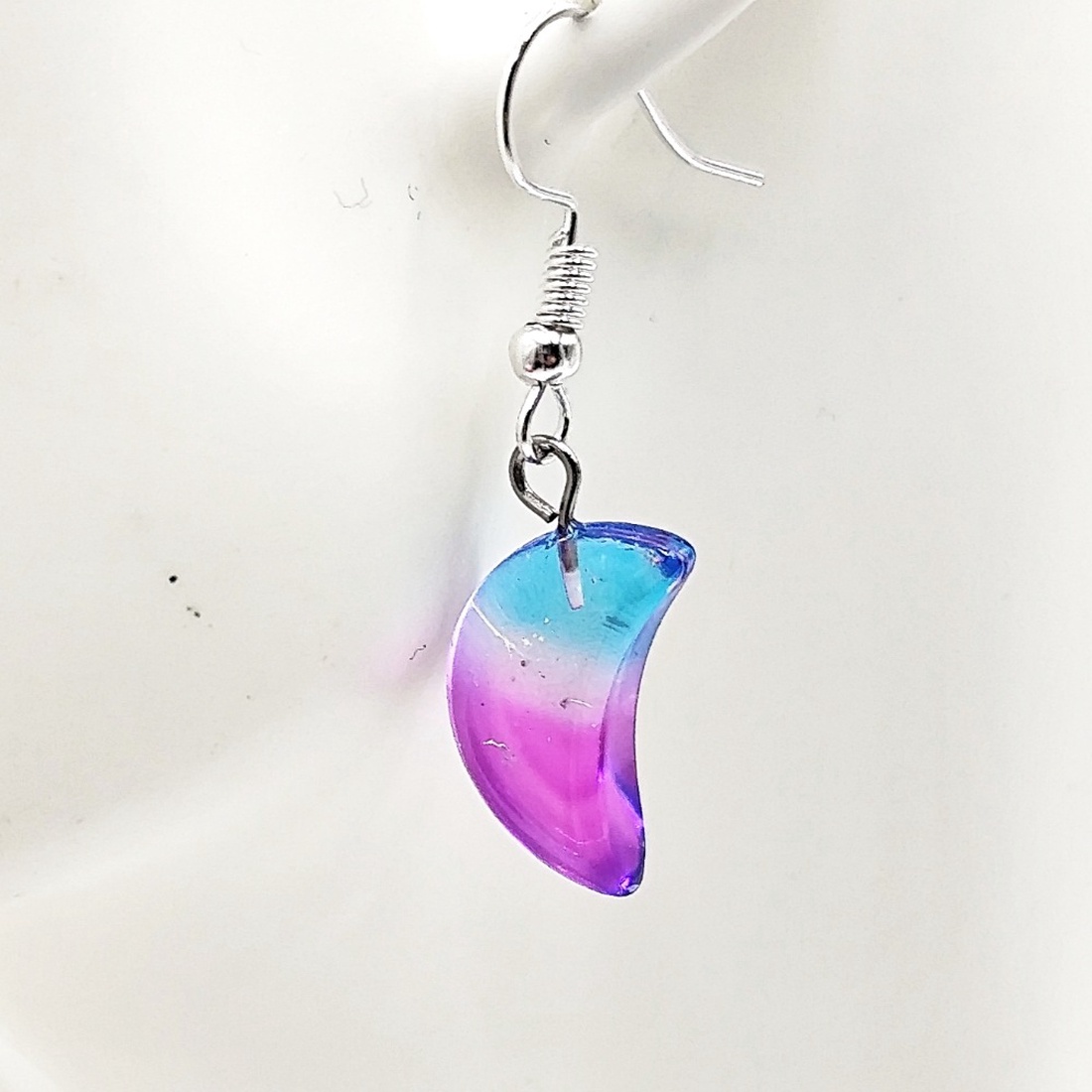 Cercei semiluna roz albastru 4638 - bijuterii - cercei - cercei din sticlă - Artynos.ro