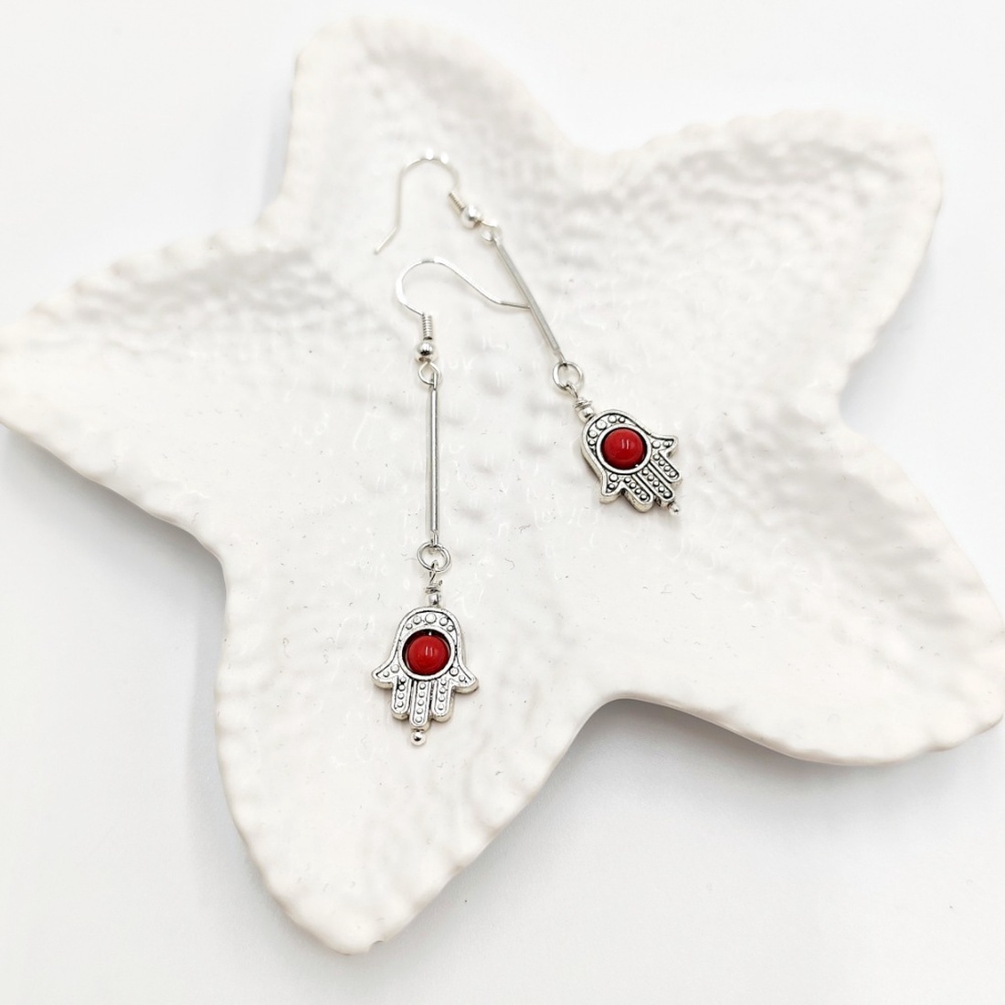 Cercei handmade cu coral rosu si simbol Hamsa, 4666 - bijuterii - cercei - cercei lungi - Artynos.ro
