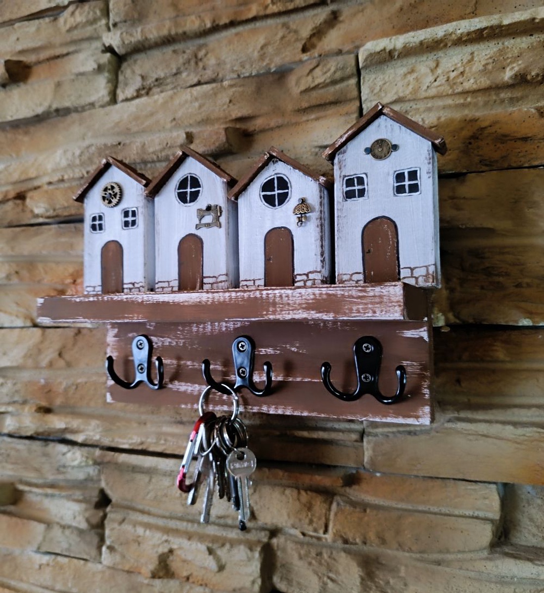 Suportde chei de perete din lemn cu casute - casă & stil de viață - accesorii pentru decorat casa - decorațiuni de pereți, decorațiuni suspendate - suport pentru chei - Artynos.ro Suportde chei de perete din lemn cu casute - casă & stil de viață - accesorii pentru decorat casa - decorațiuni de pereți, decorațiuni suspendate - suport pentru chei - Artynos.ro