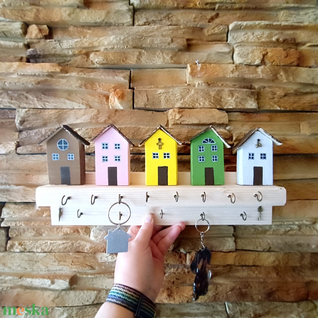 Orașul Colorat � Suport de perete pentru chei, lucrat manual (13 cârlige) - casă & stil de viață - decorațiuni de casă - decorațiuni de pereți - suport pentru chei - Artynos.ro