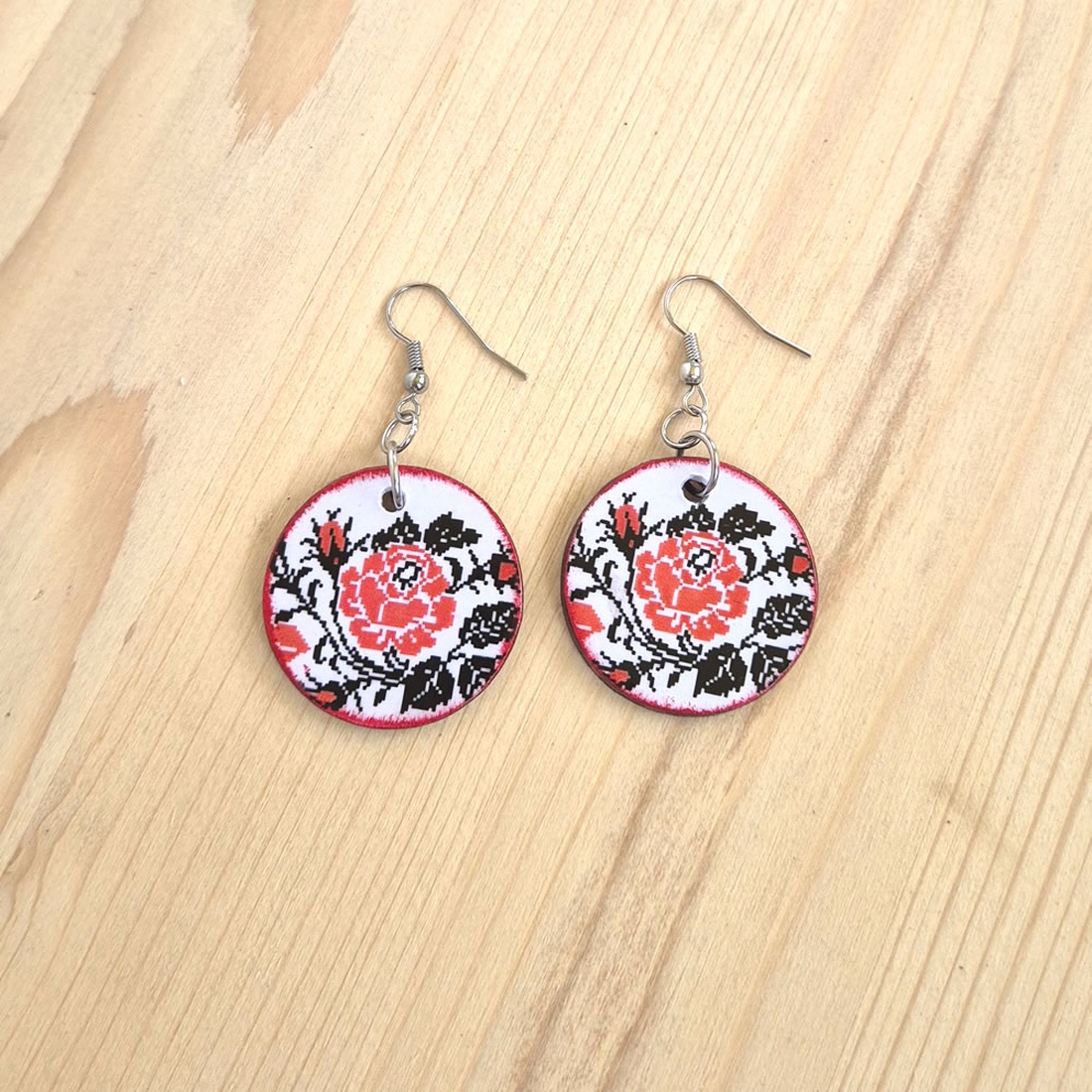 Cercei din lemn cu model traditional - 133526 - bijuterii - cercei - cercei din lemn - Artynos.ro