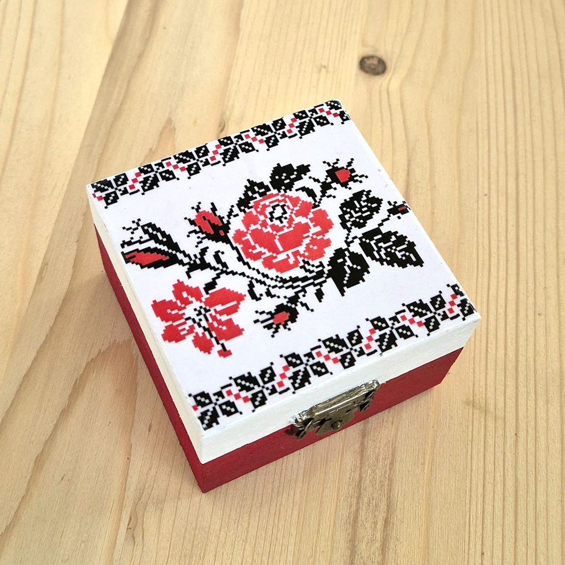 Cutie decorativa patrata din lemn cu model traditional 133119 - bijuterii - suporturi și cutii de bijuterii - cutii de bijuterii - Artynos.ro