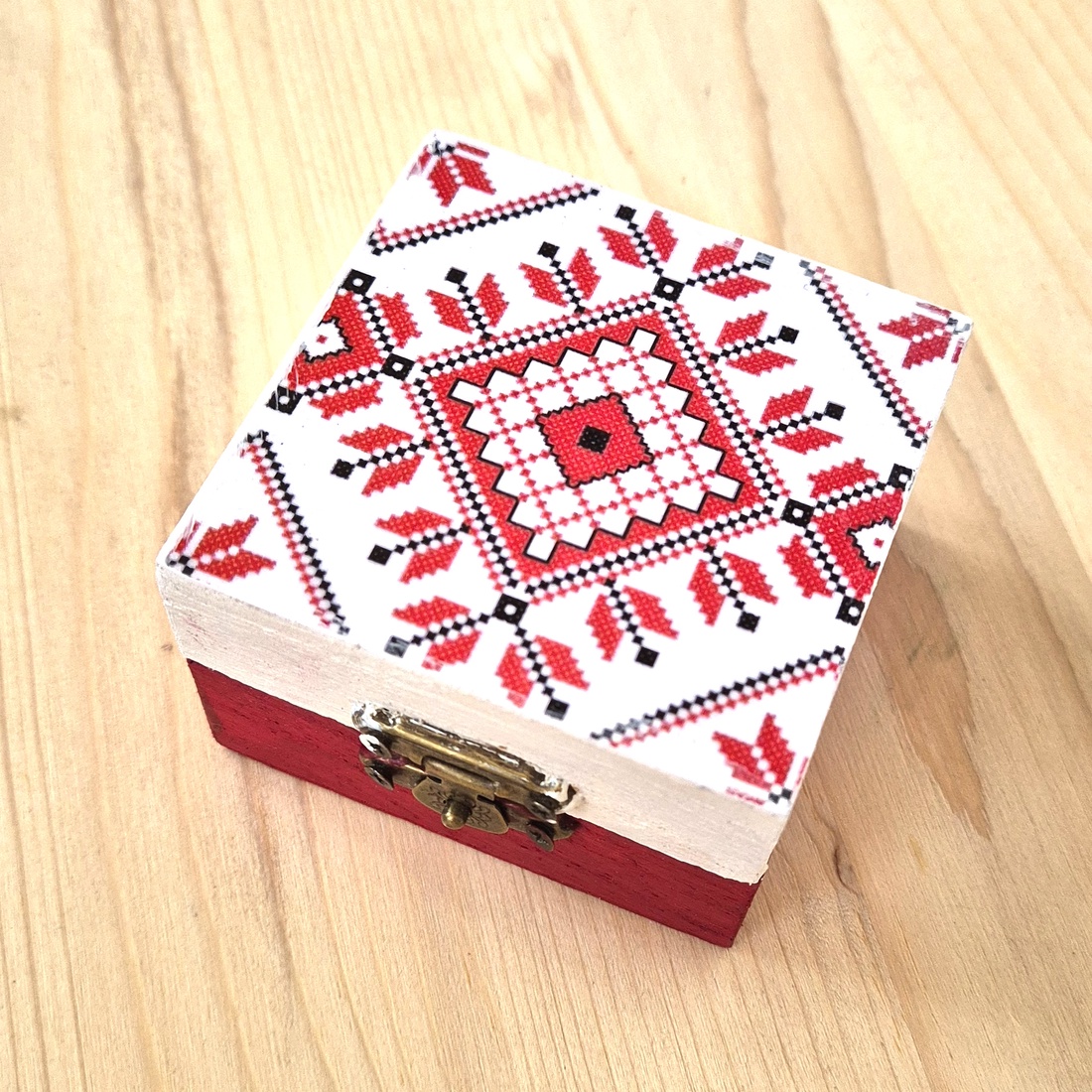 Cutie decorativa patrata din lemn cu model traditional 132126 - bijuterii - suporturi și cutii de bijuterii - cutii de bijuterii - Artynos.ro