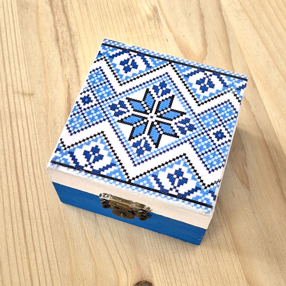 Cutie decorativa patrata din lemn cu model traditional 132126 - bijuterii - suporturi și cutii de bijuterii - cutii de bijuterii - Artynos.ro