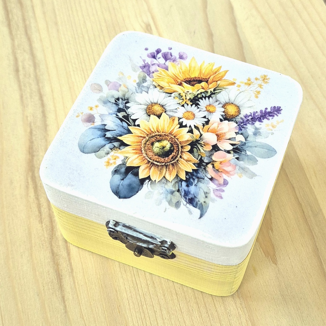 Cutie decorativa patrata din lemn cu model buchet de flori 132757 - bijuterii - suporturi și cutii de bijuterii - cutii de bijuterii - Artynos.ro